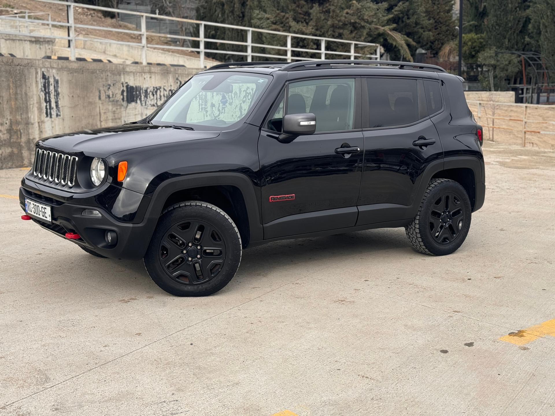 Jeep Renegade TrailHawk — exterior view 4