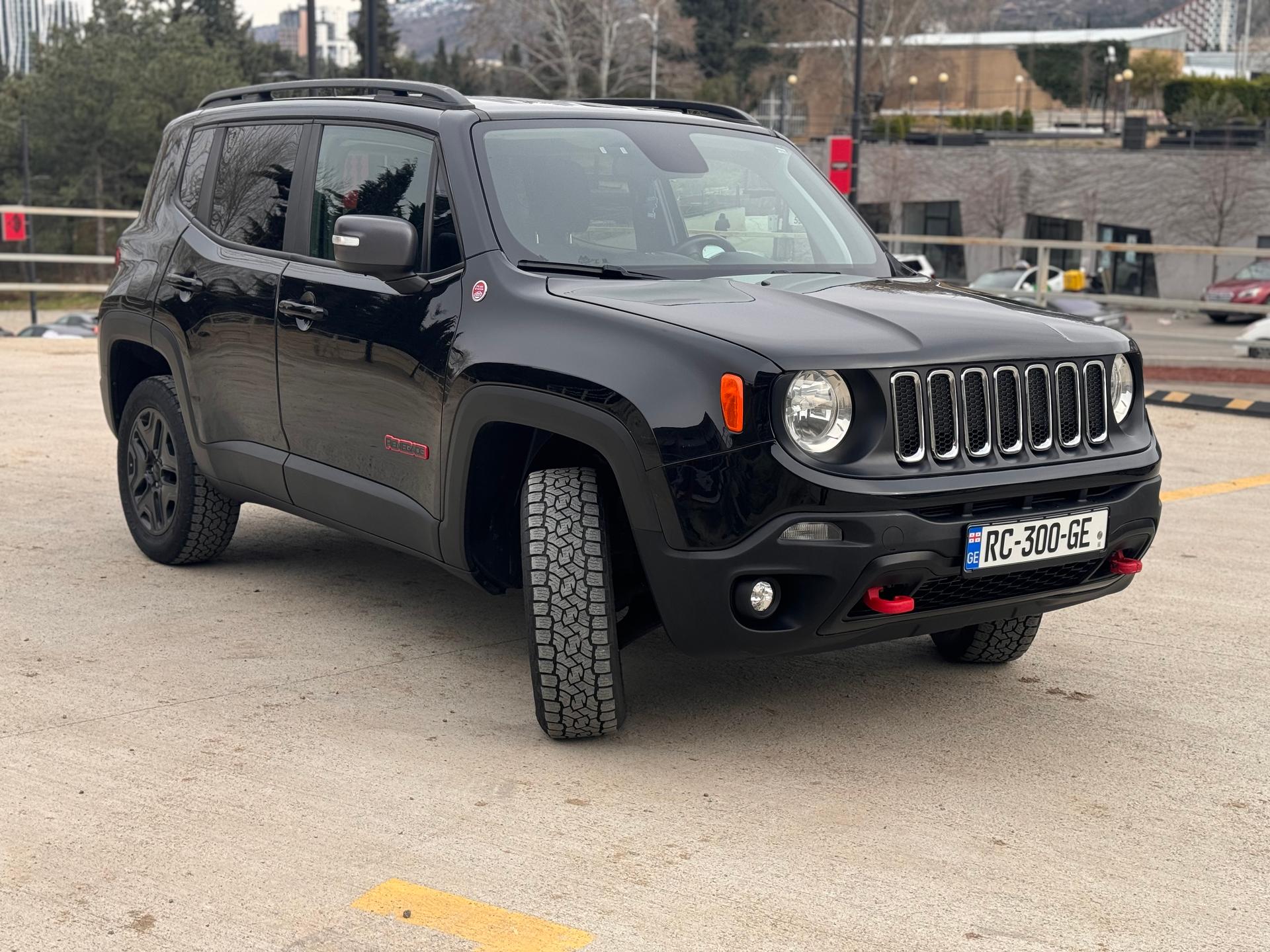Jeep Renegade TrailHawk — exterior view 5