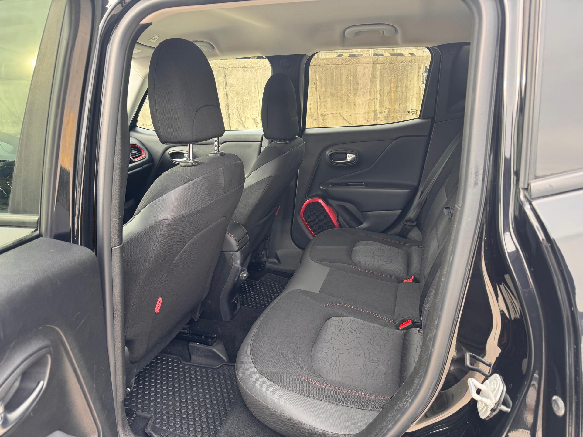 Jeep Renegade TrailHawk — exterior view 7