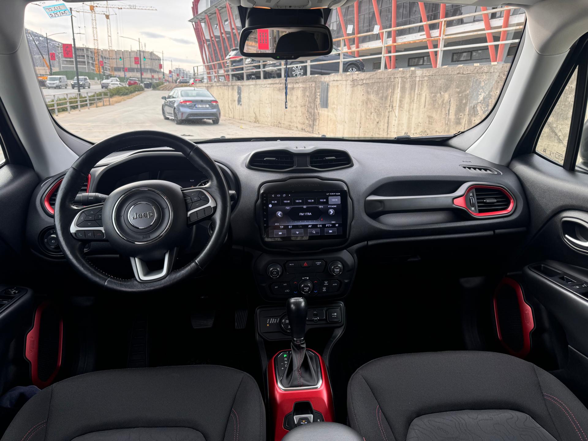 Jeep Renegade TrailHawk — exterior view 8