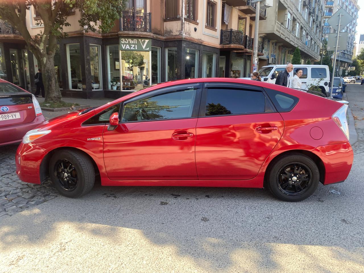 Toyota Prius — exterior view 2