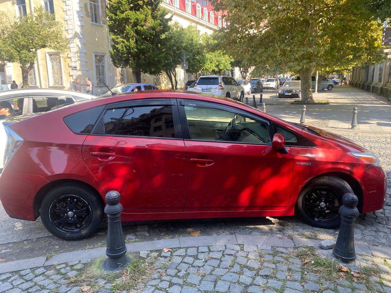 Toyota Prius — exterior view 3