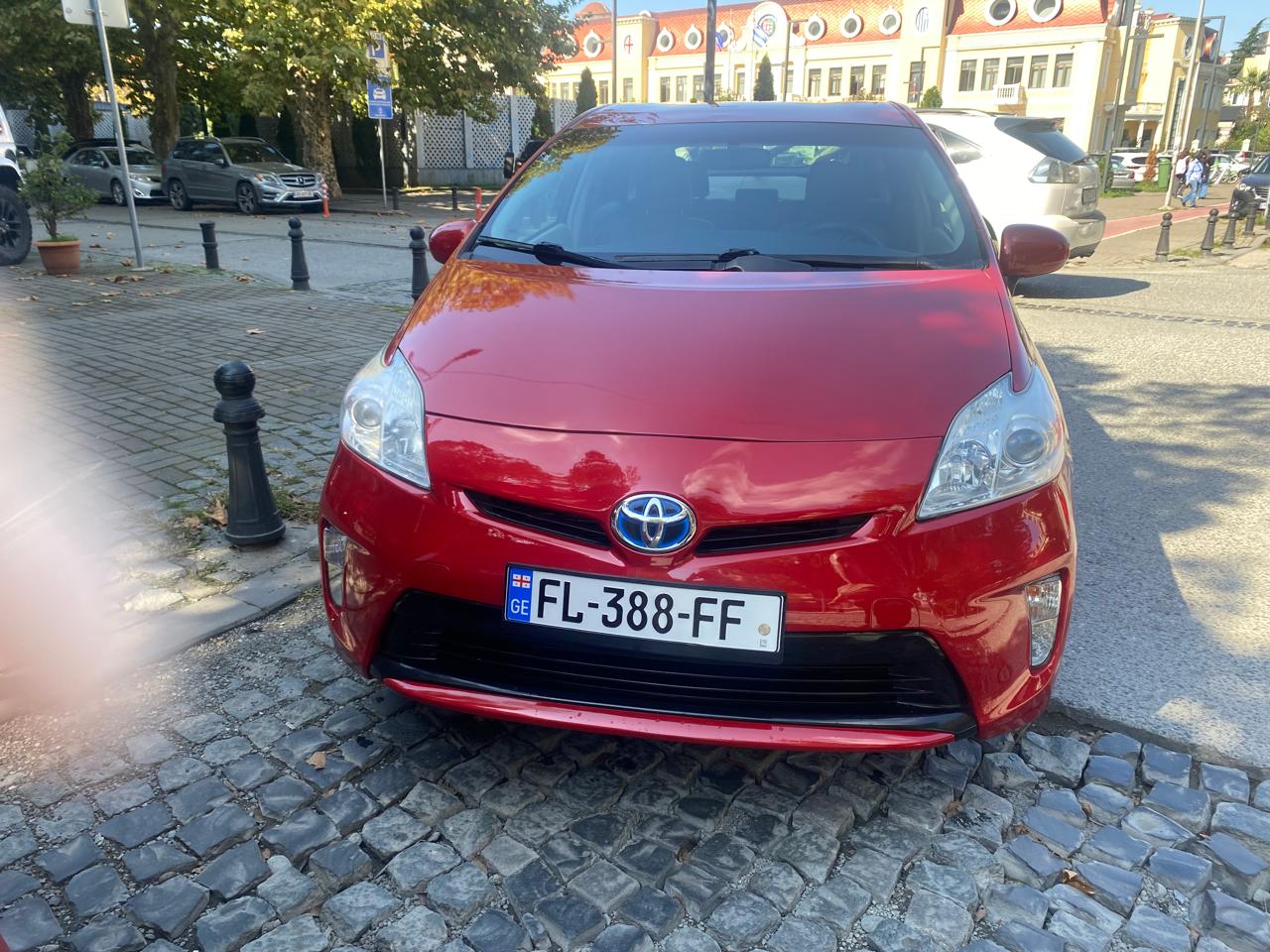 Toyota Prius — exterior view 4
