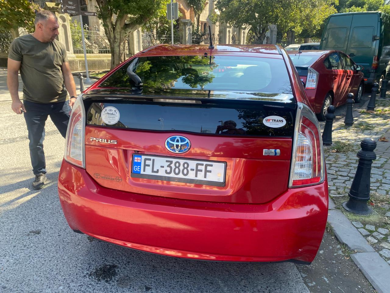 Toyota Prius — exterior view 5