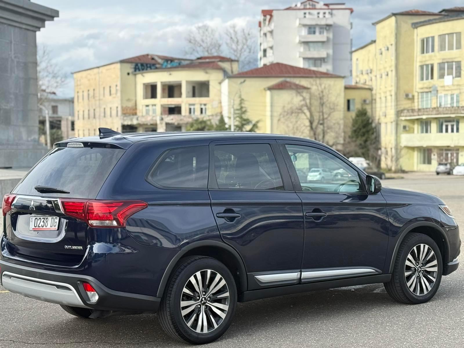 Mitsubishi Outlander — exterior view 6