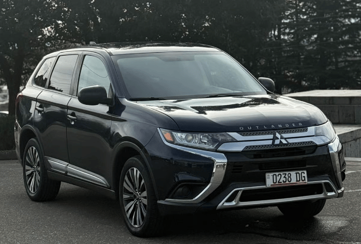 Mitsubishi Outlander — exterior view 3