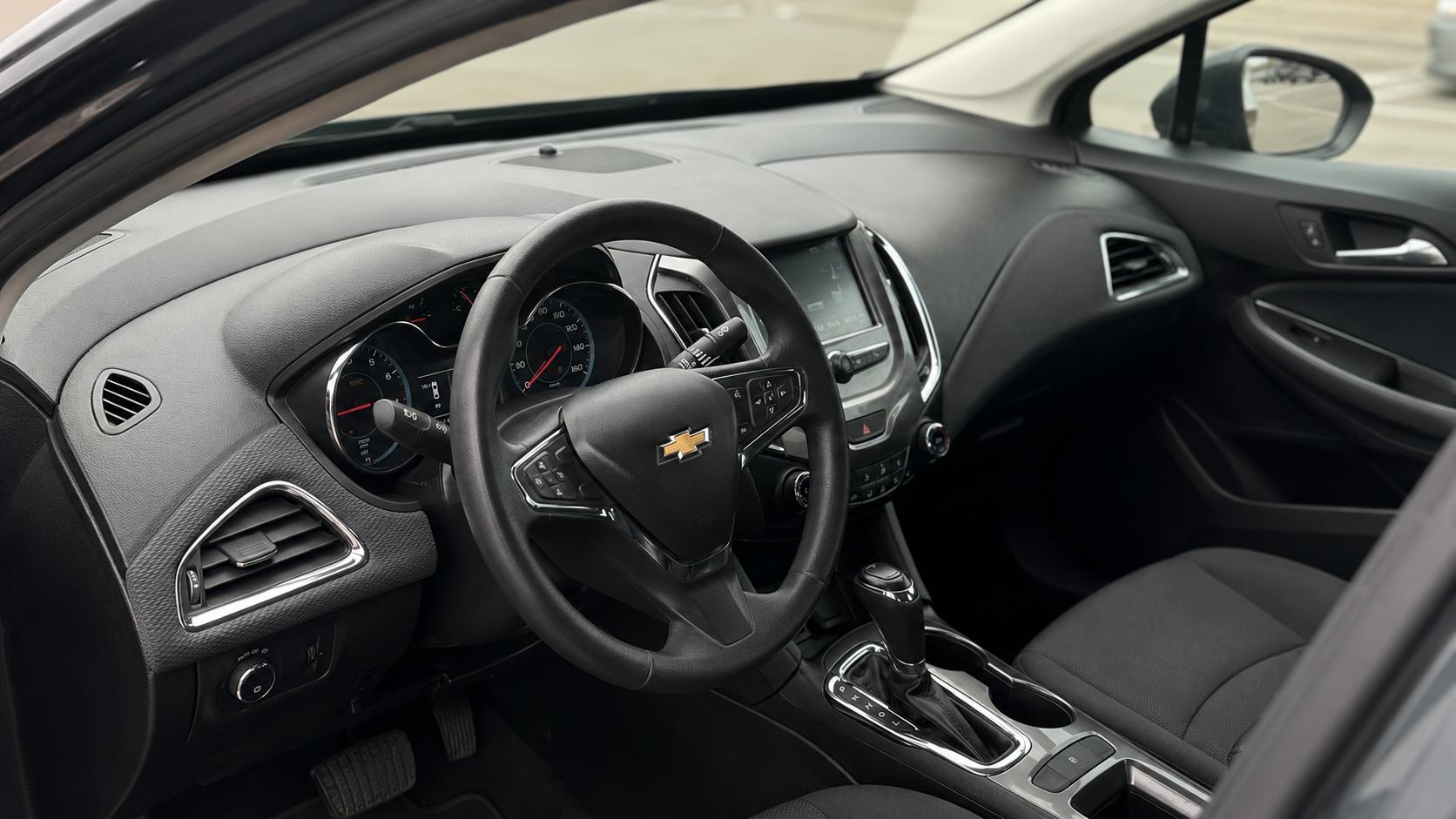 Chevrolet Cruze — exterior view 3