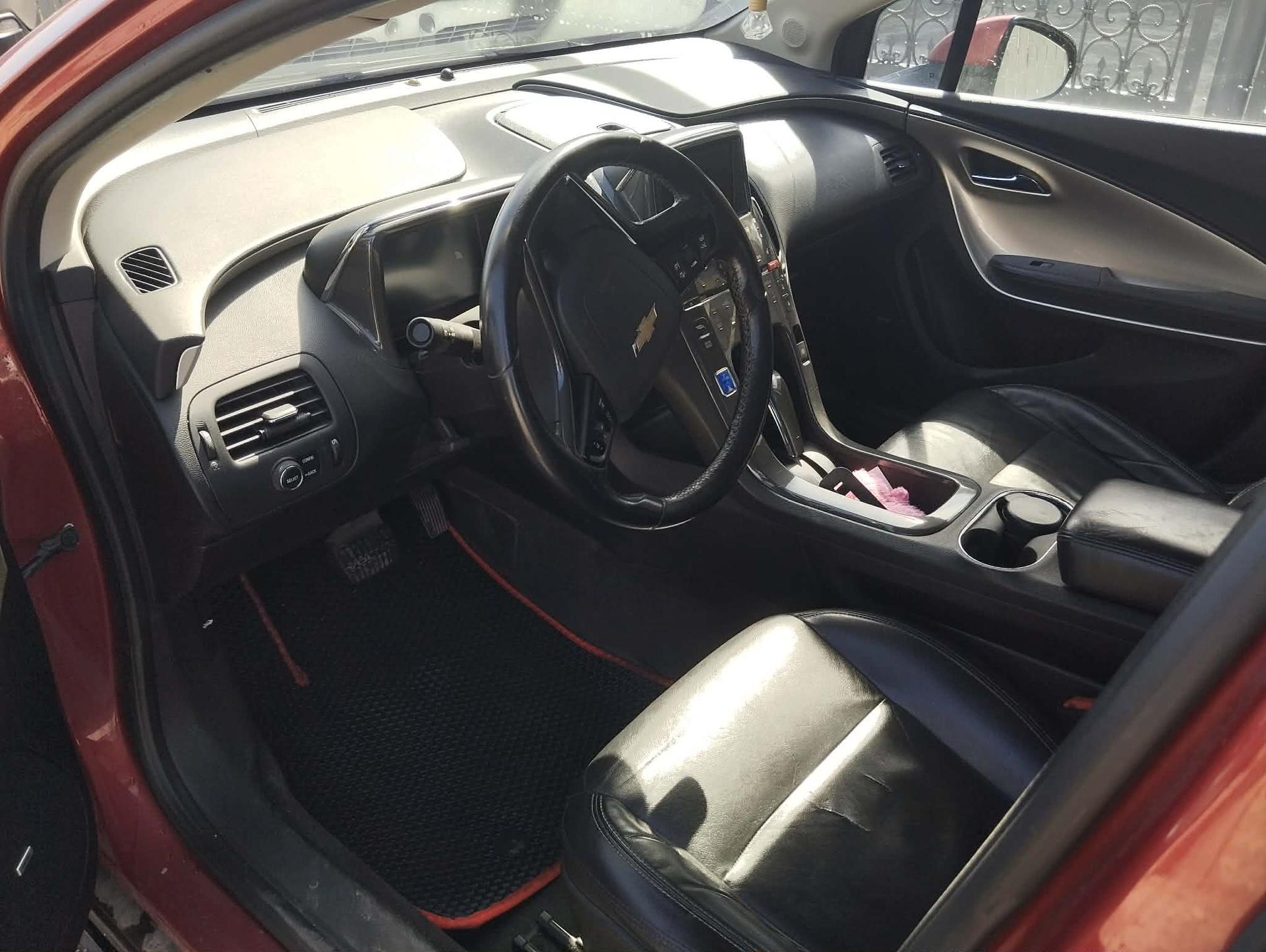 Chevrolet Volt — exterior view 3