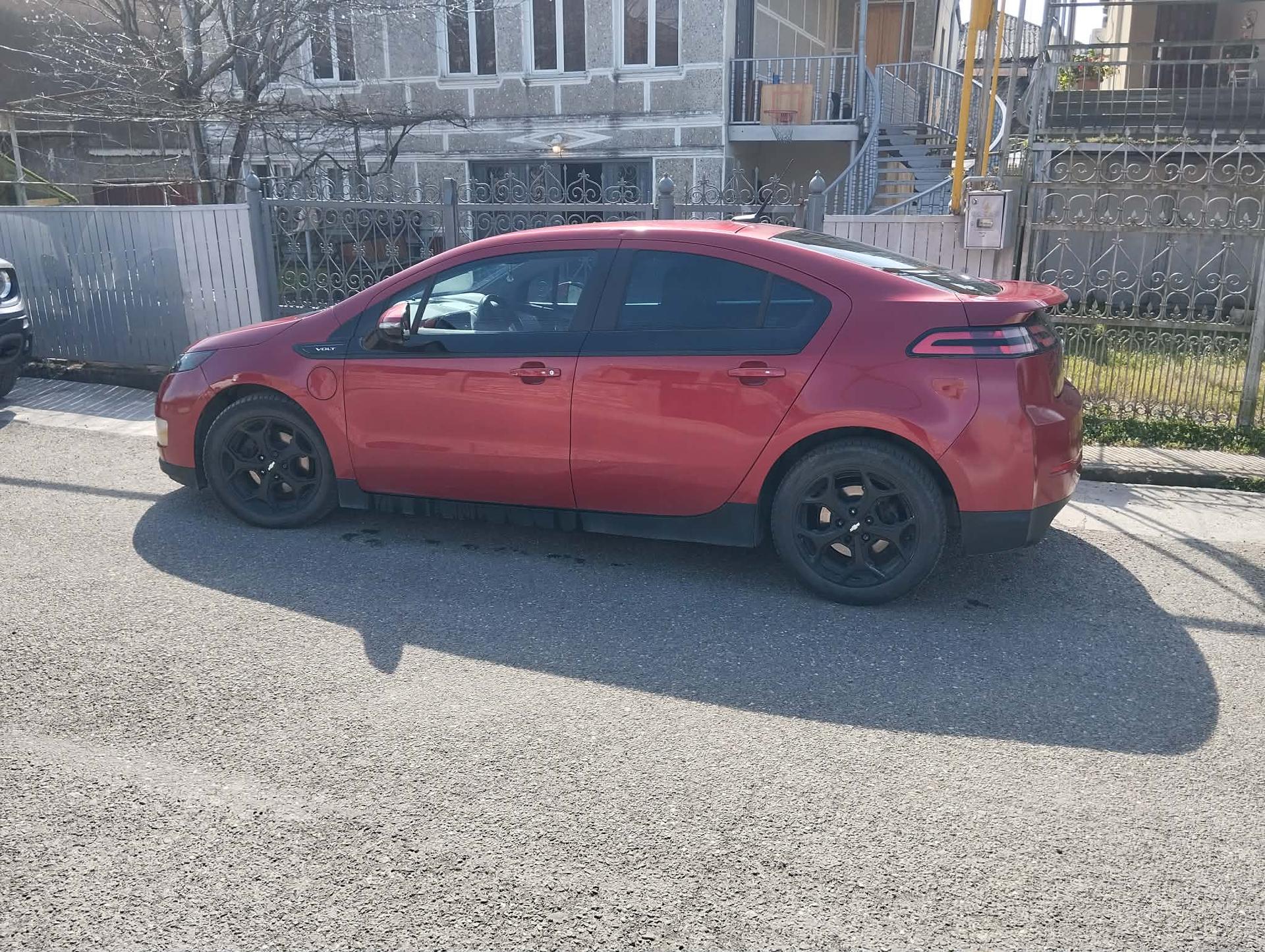 Chevrolet Volt — exterior view 6