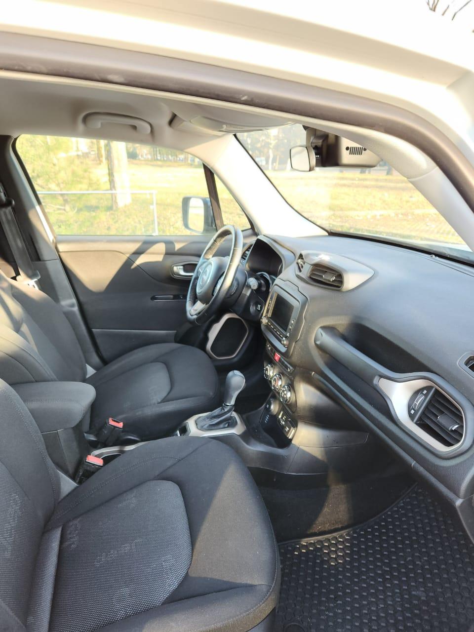 Jeep Renegade — exterior view 6