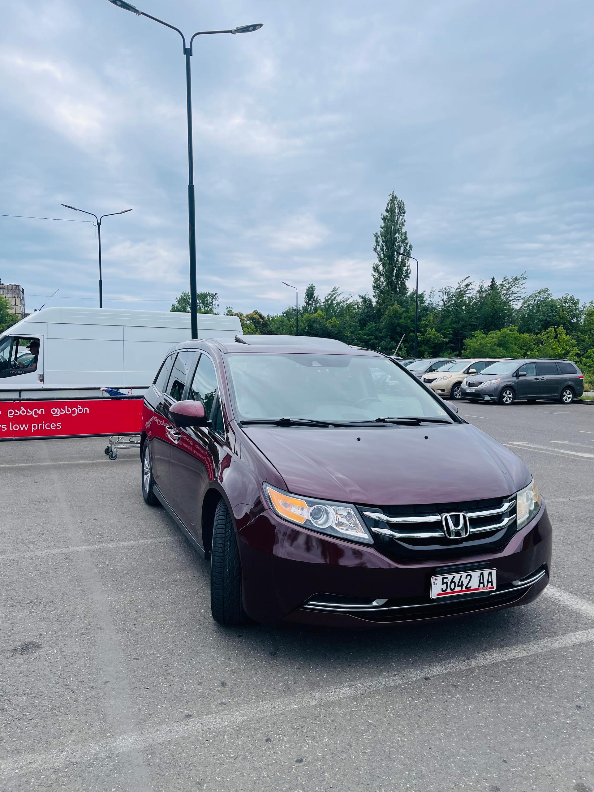 Honda Odyssey — exterior view 2