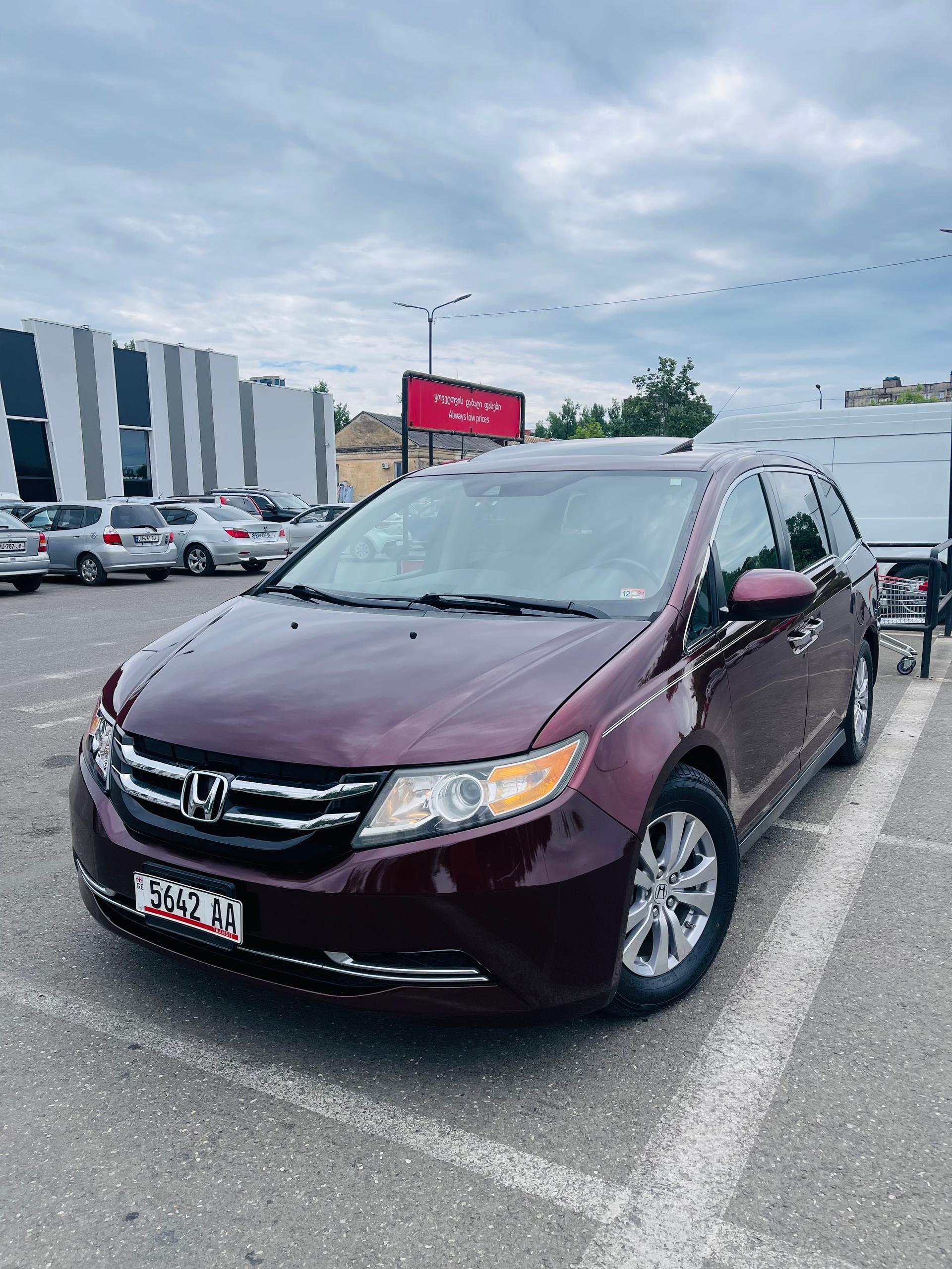 Honda Odyssey — exterior view 3