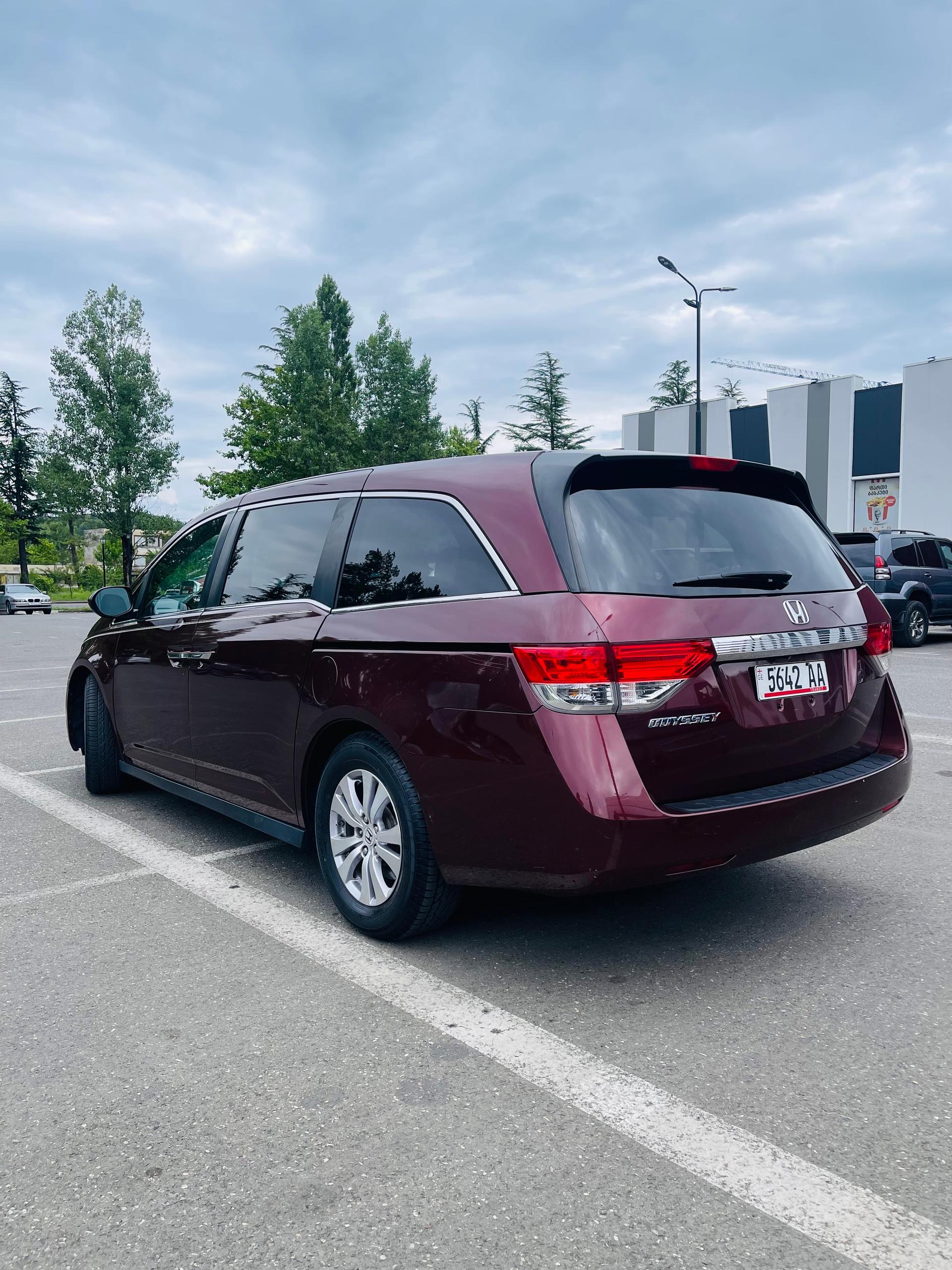 Honda Odyssey — exterior view 4