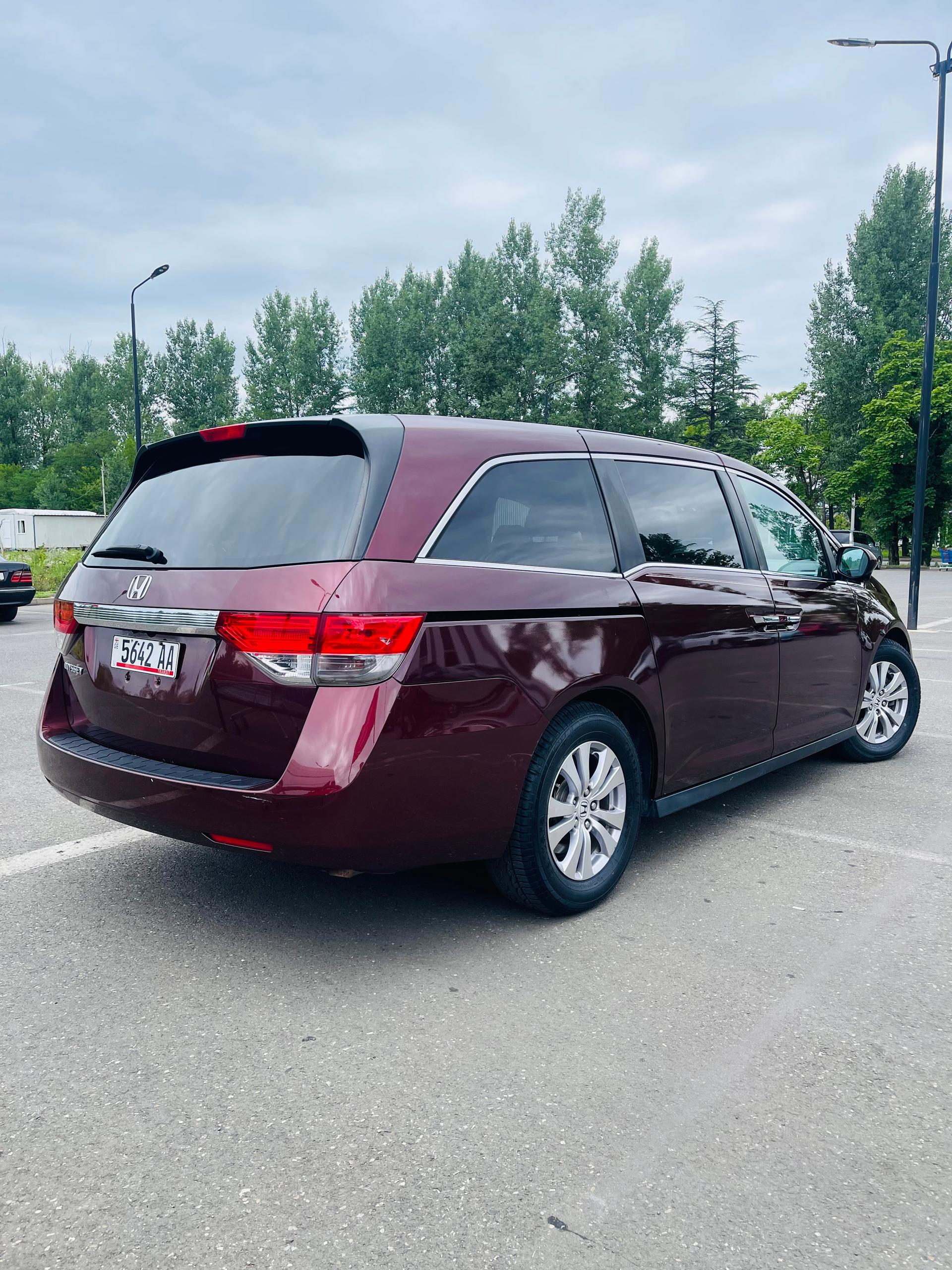 Honda Odyssey — exterior view 5