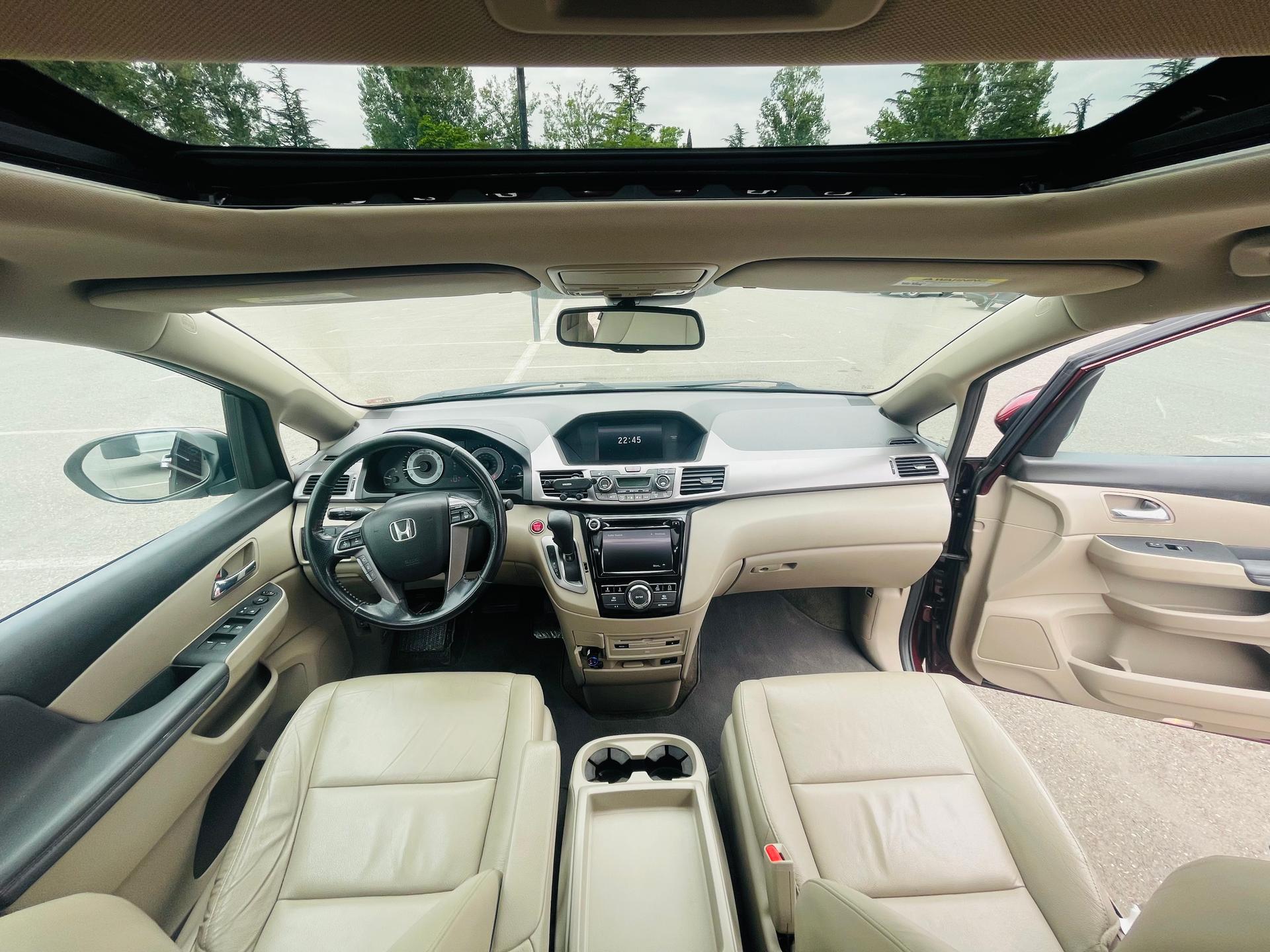 Honda Odyssey — exterior view 6
