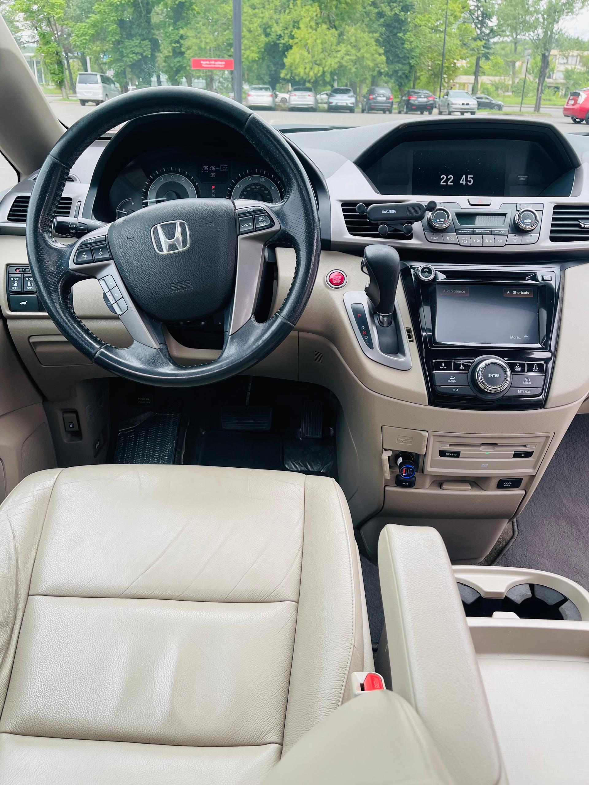 Honda Odyssey — exterior view 7