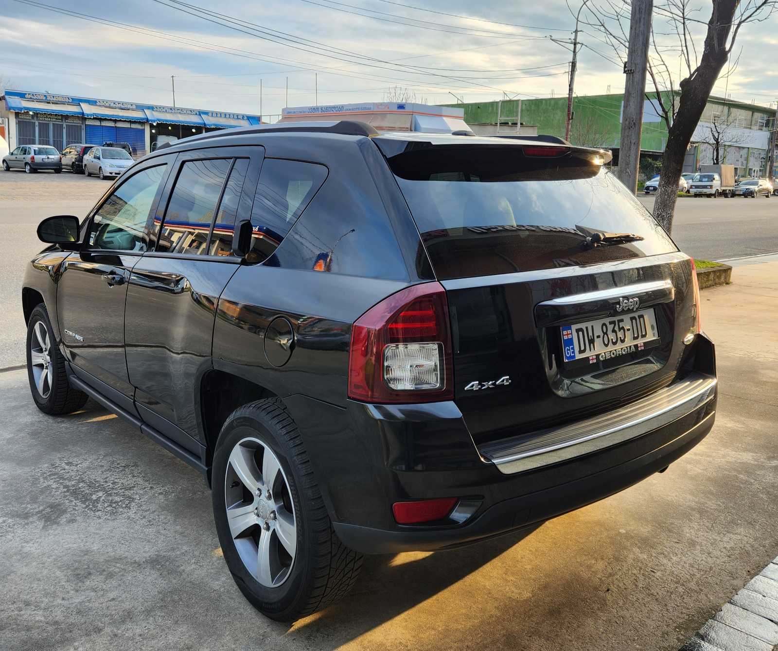 Jeep Compass — exterior view 5