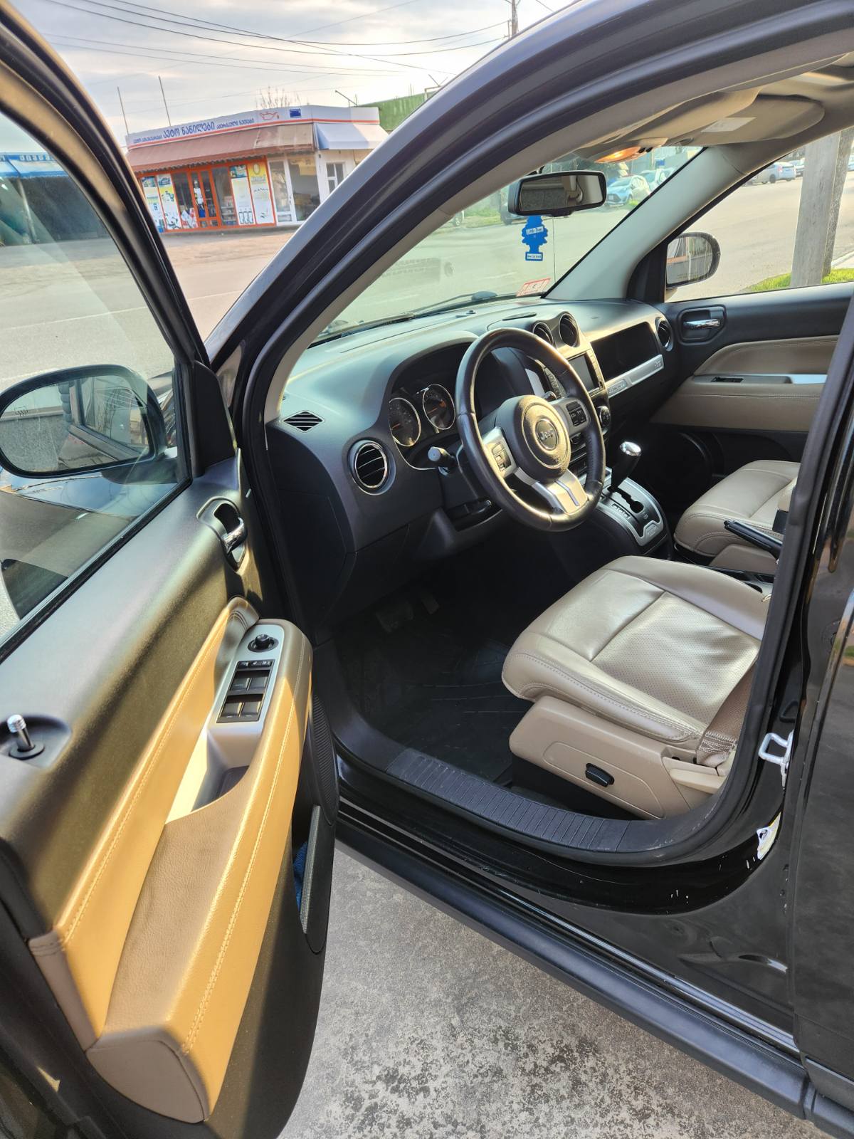 Jeep Compass — exterior view 9