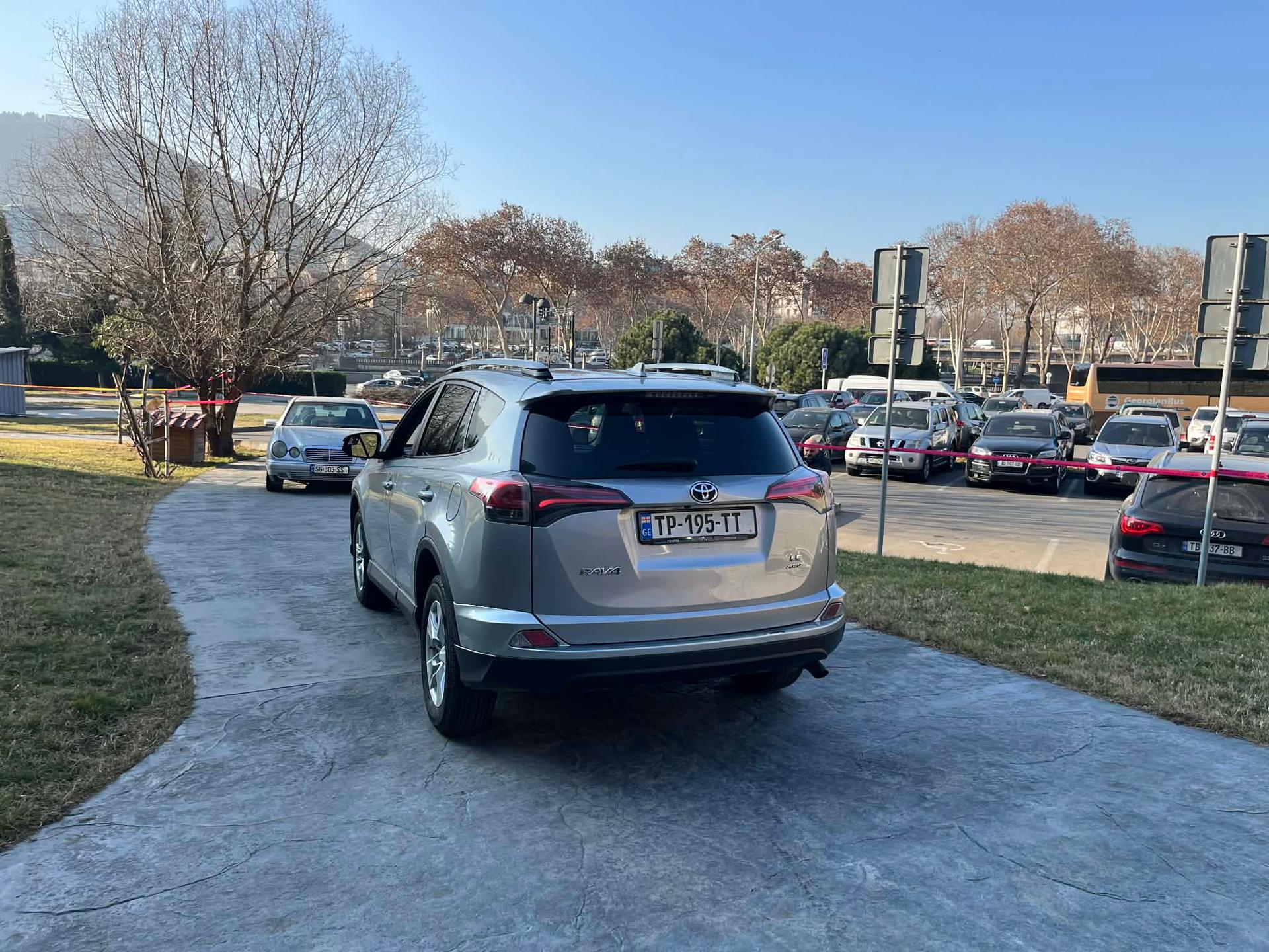 Toyota RAV4 — exterior view 6