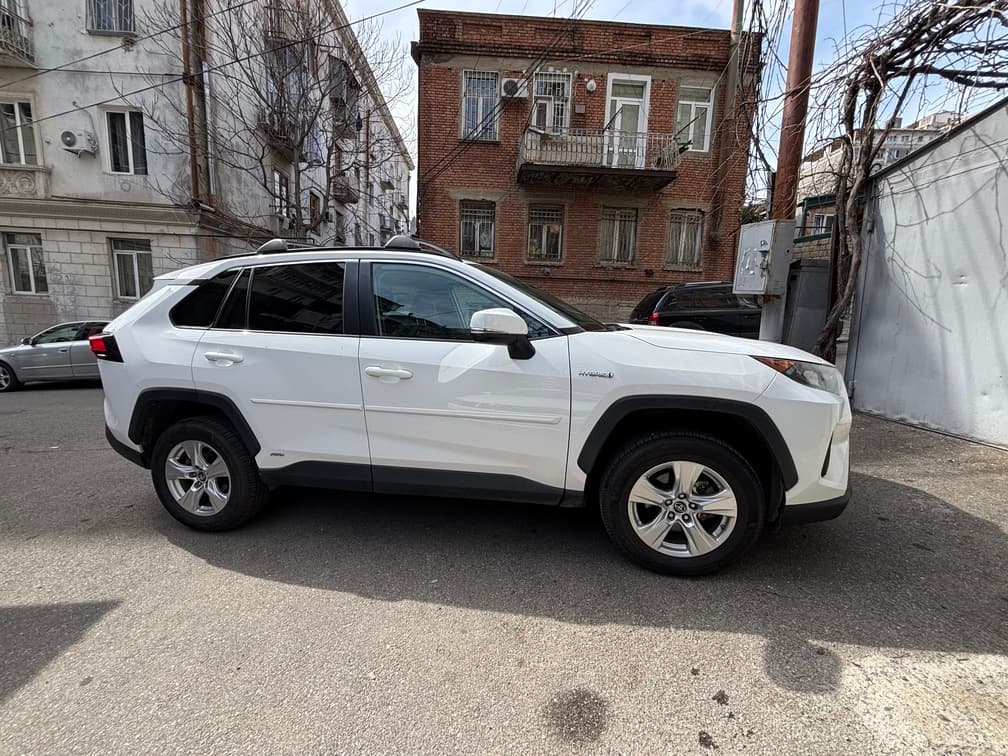 Toyota Rav4 — exterior view 3