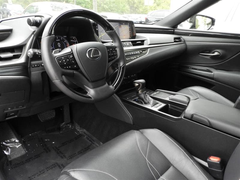 Lexus es300h — exterior view 4