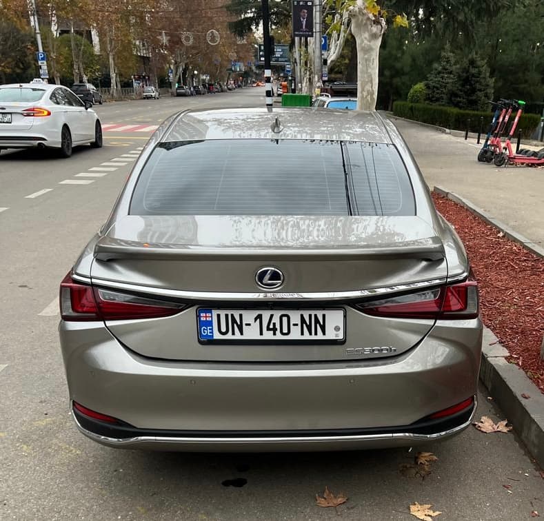 Lexus es300h — exterior view 6