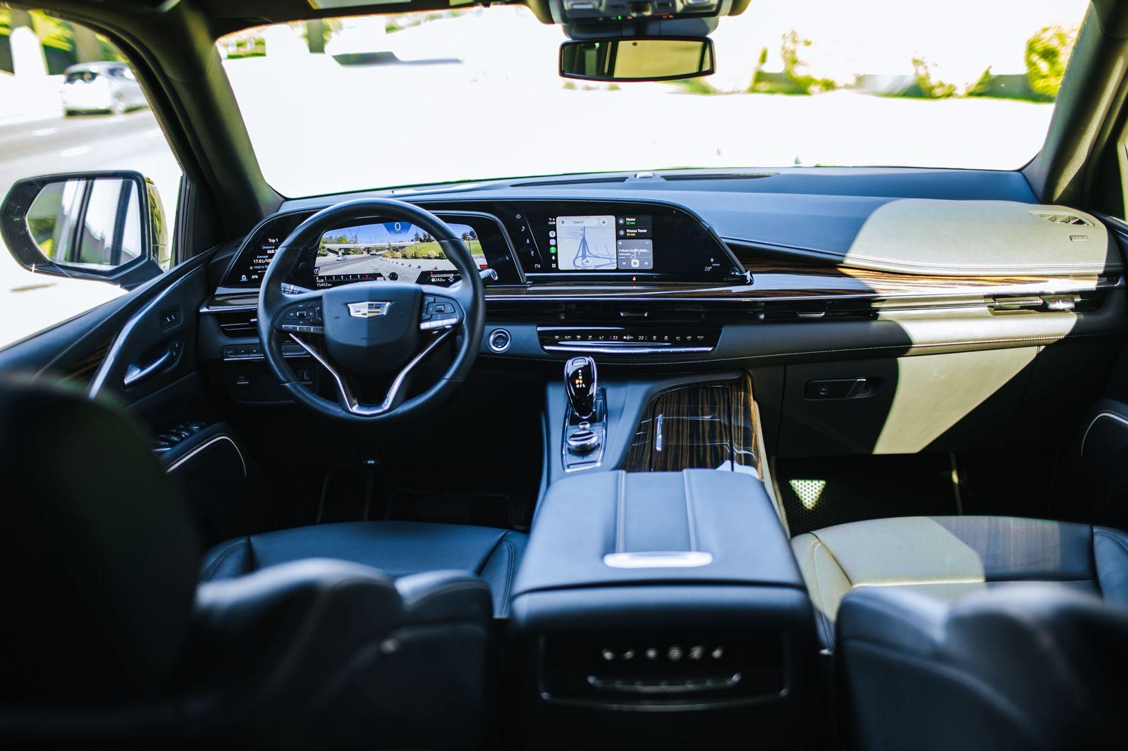 Cadilac Escalade — exterior view 6