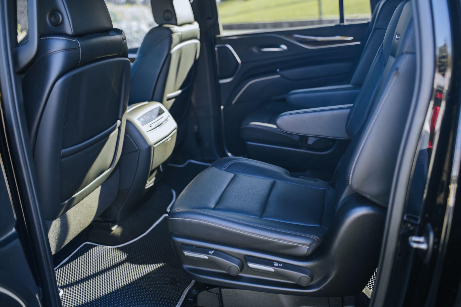 Cadilac Escalade — exterior view 9