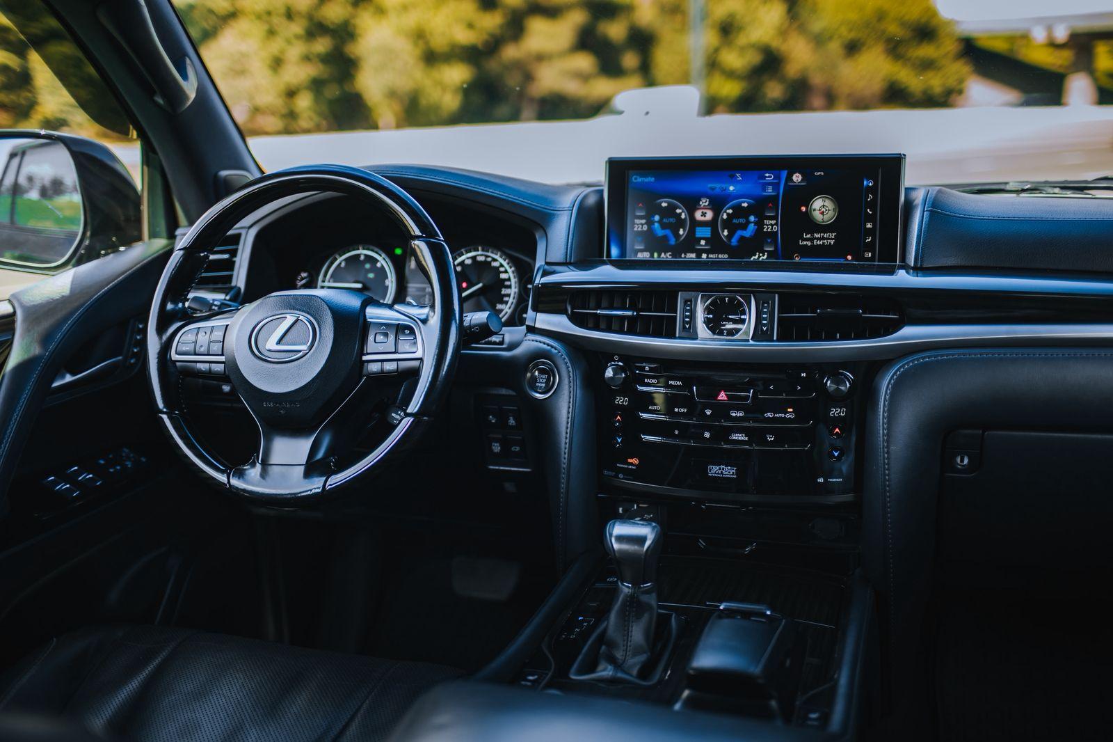 Lexus LX600 — exterior view 7