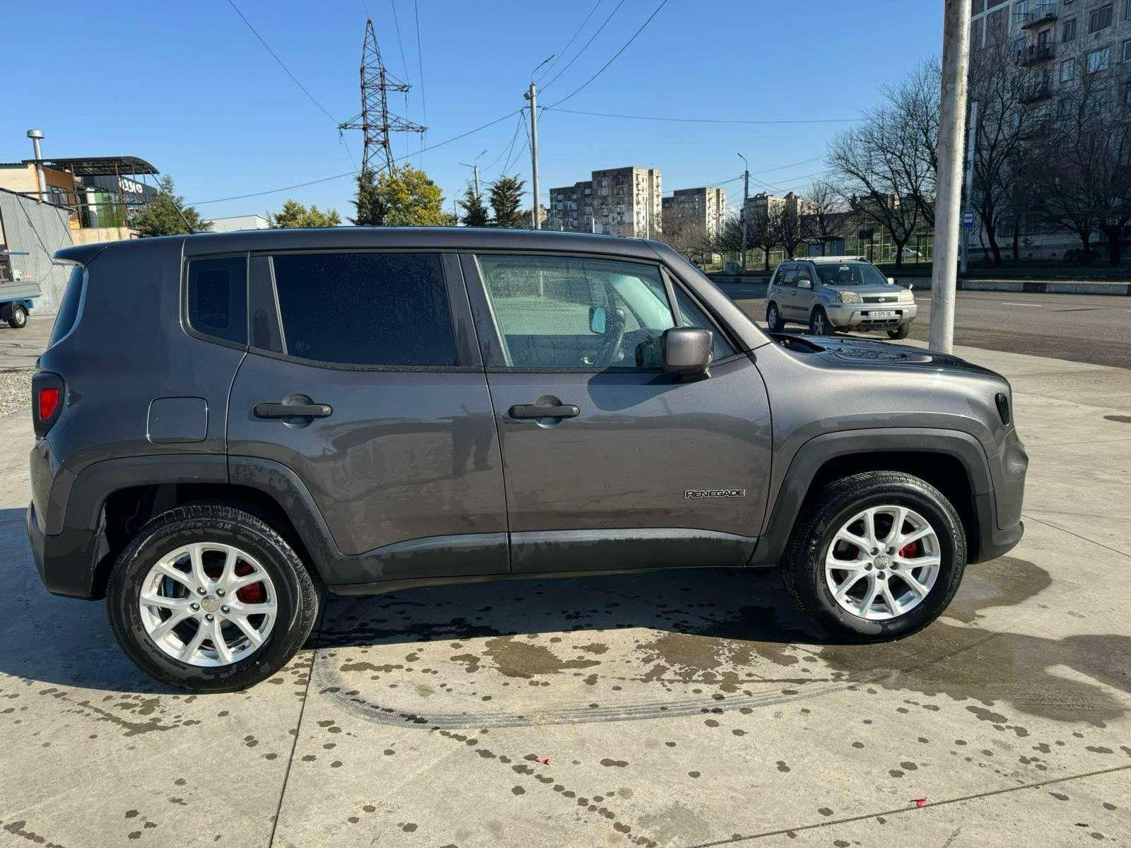 Jeep Renegade — exterior view 4
