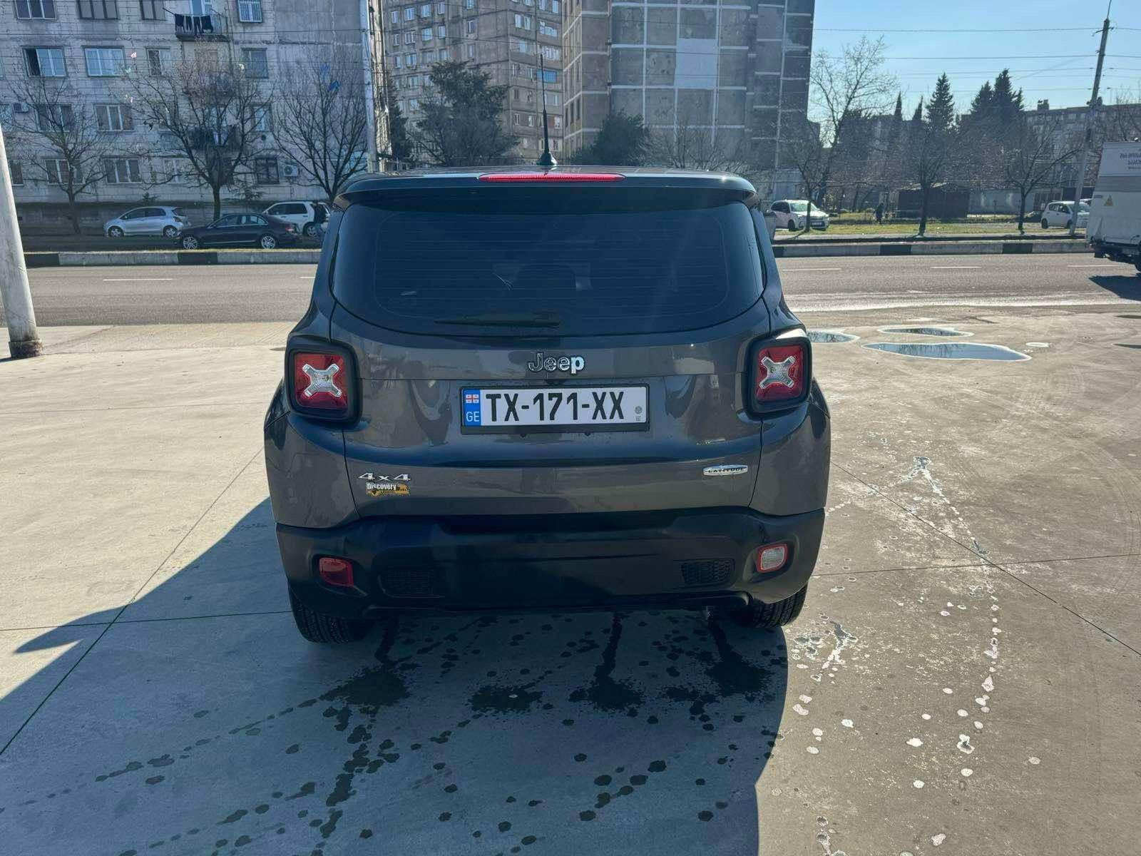 Jeep Renegade — exterior view 5