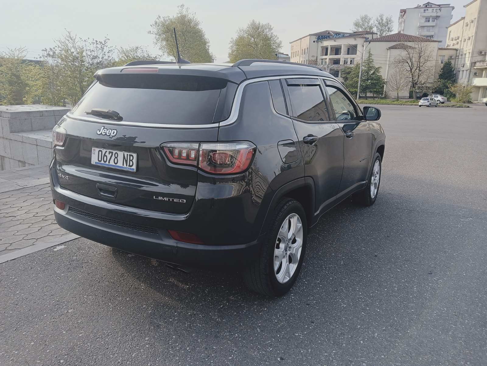 Jeep Compass — exterior view 6