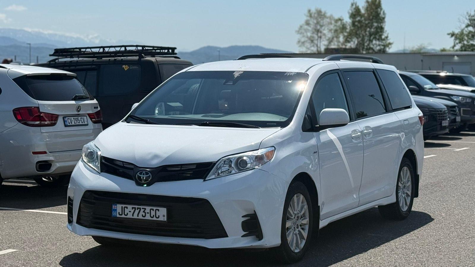 Toyota sienna for rent in Georgia from 50 € per day