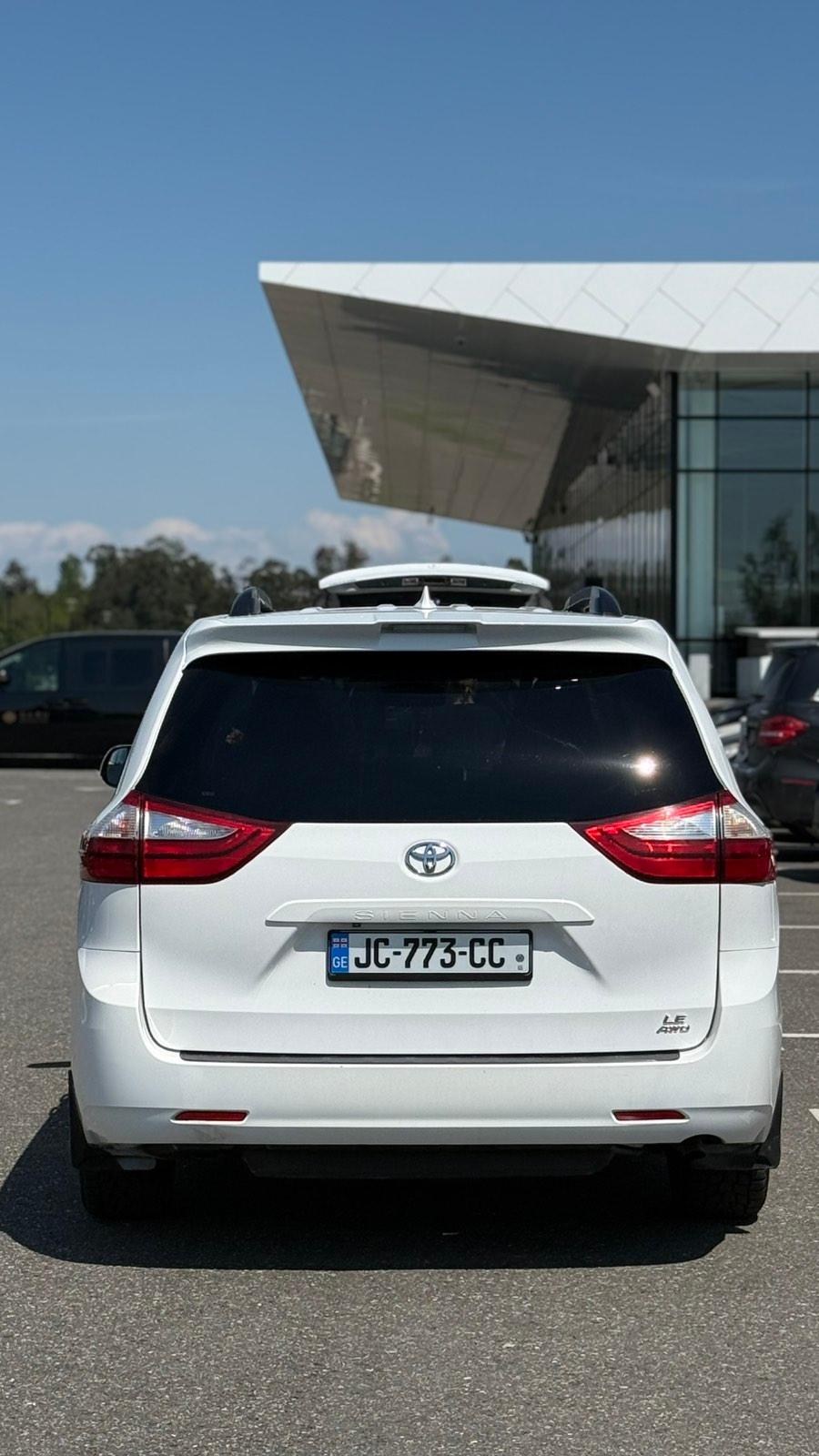 Toyota sienna — exterior view 4