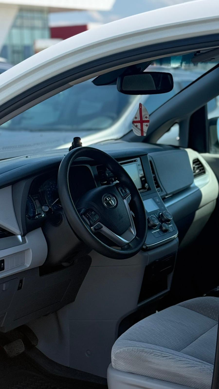 Toyota sienna — exterior view 6