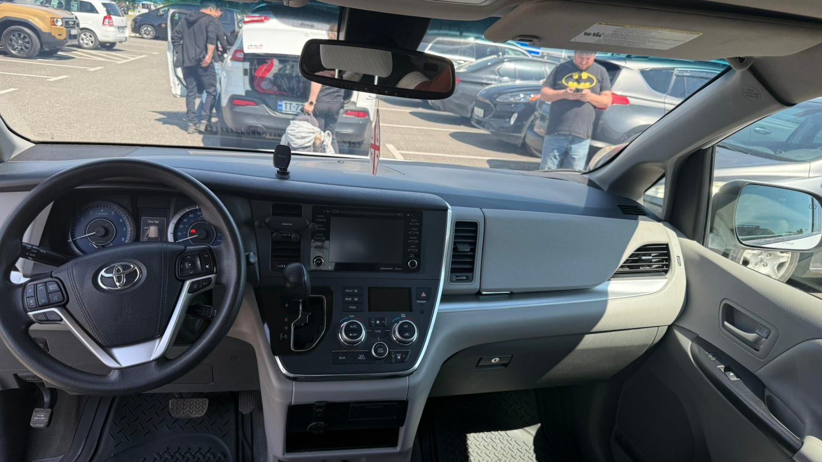 Toyota sienna — exterior view 7