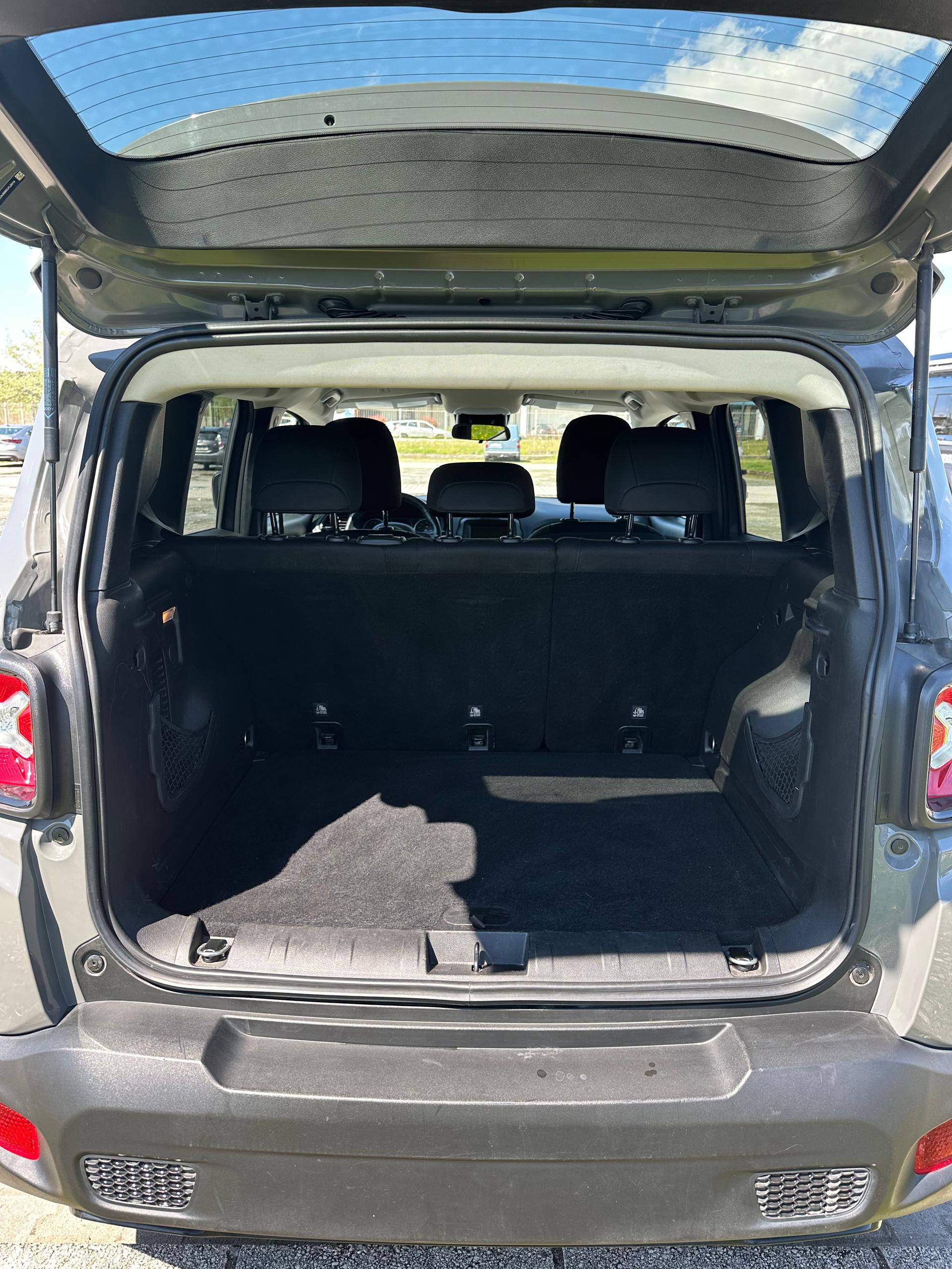Jeep Renegade — exterior view 8