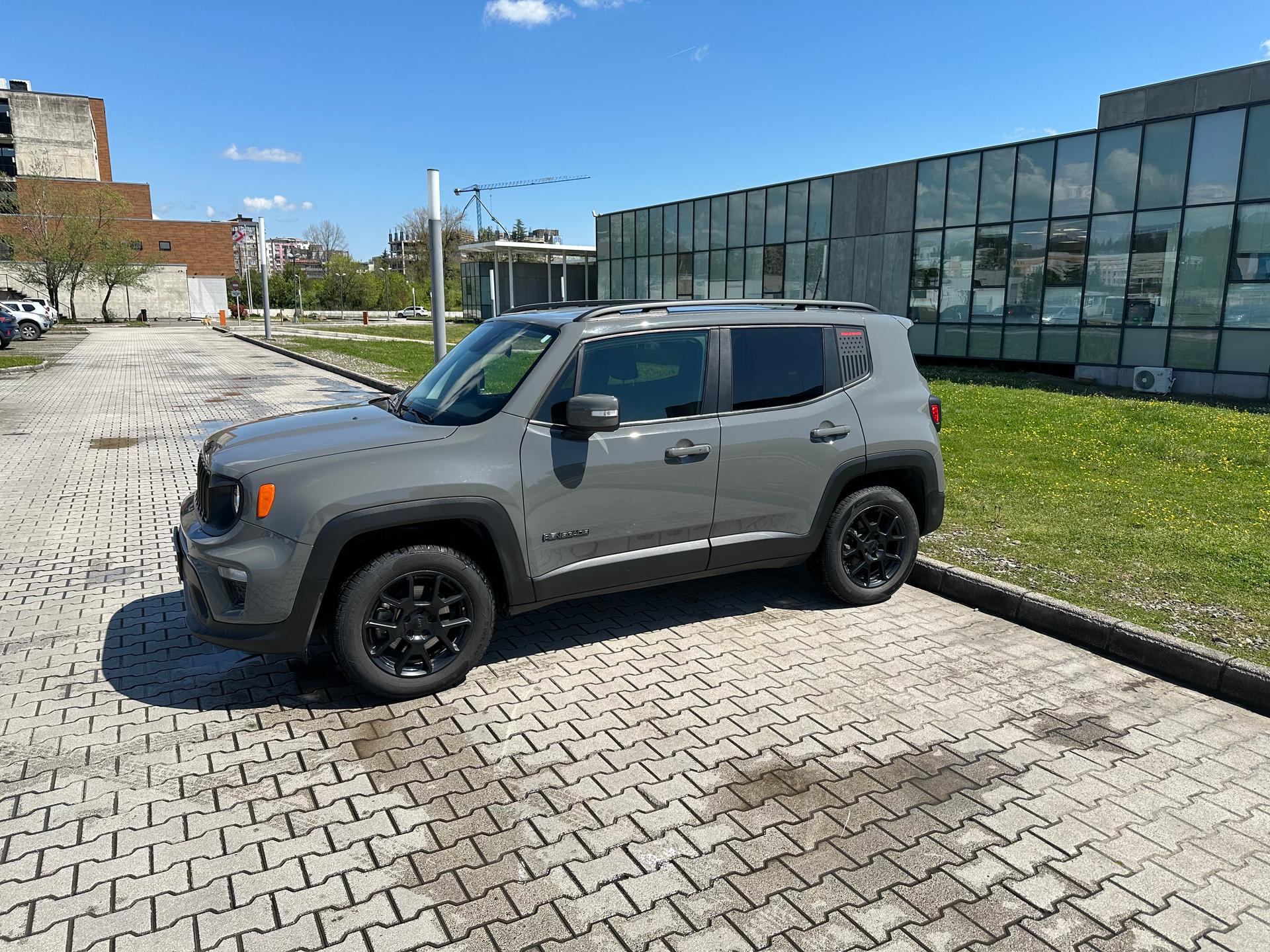 Jeep Renegade — exterior view 2