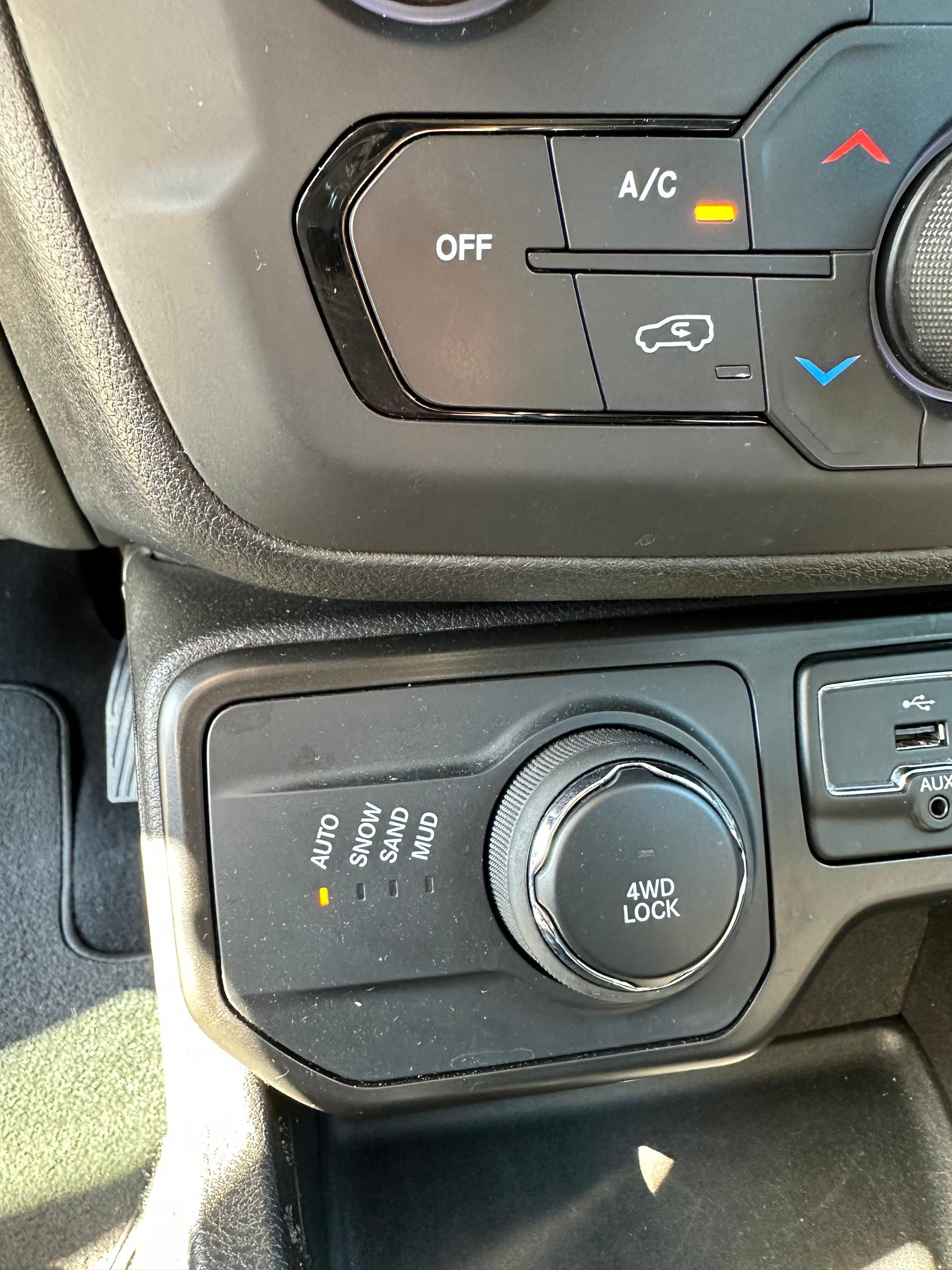 Jeep Renegade — exterior view 9