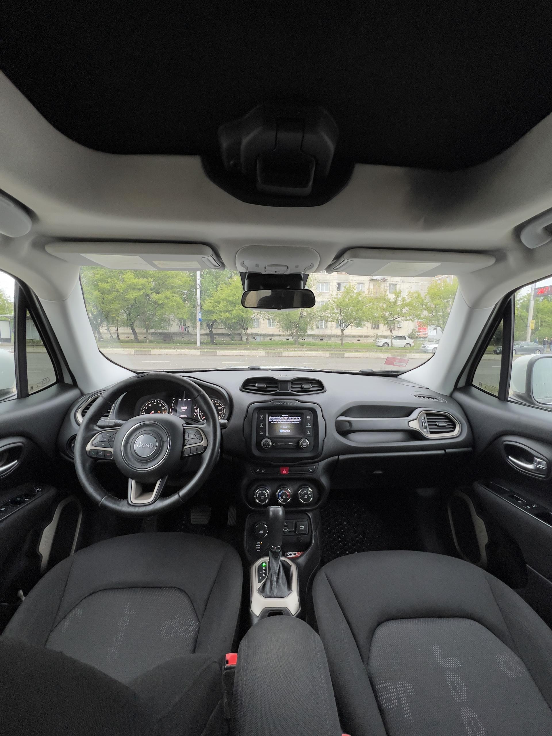 Jeep Renegade — exterior view 4