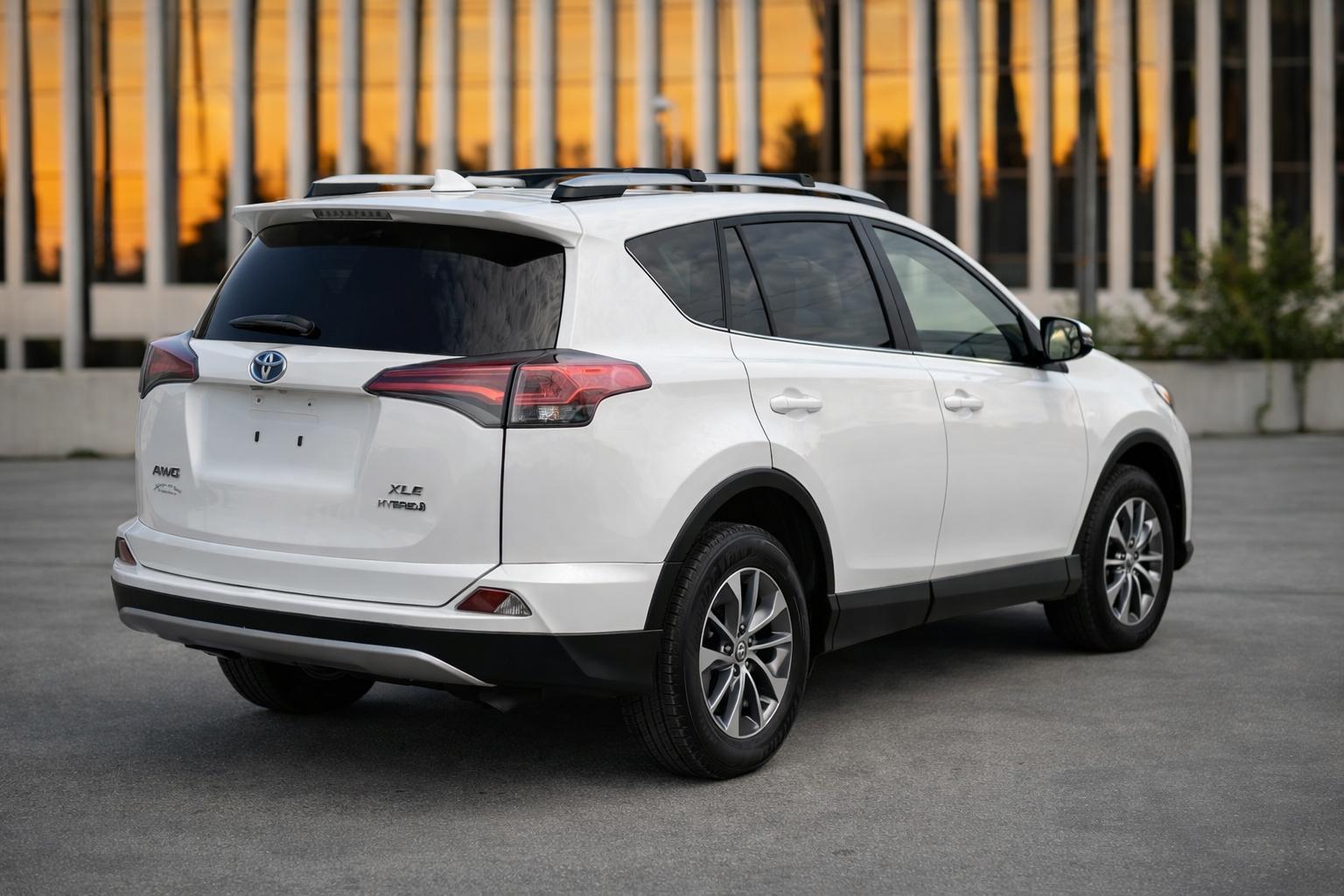 Toyota Rav4 hybrid — exterior view 3