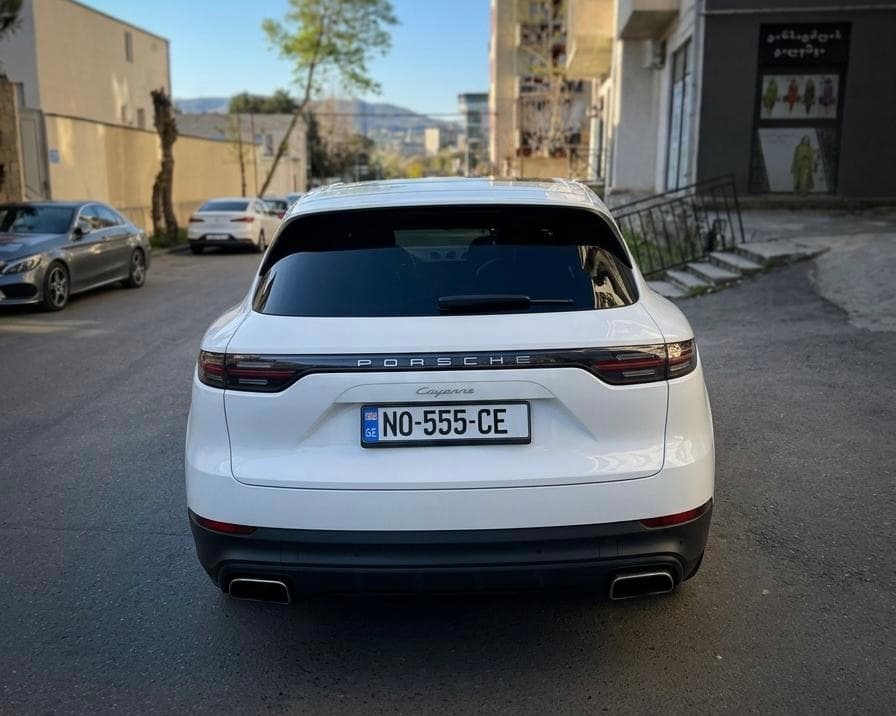 Porsche Cayenne — exterior view 3