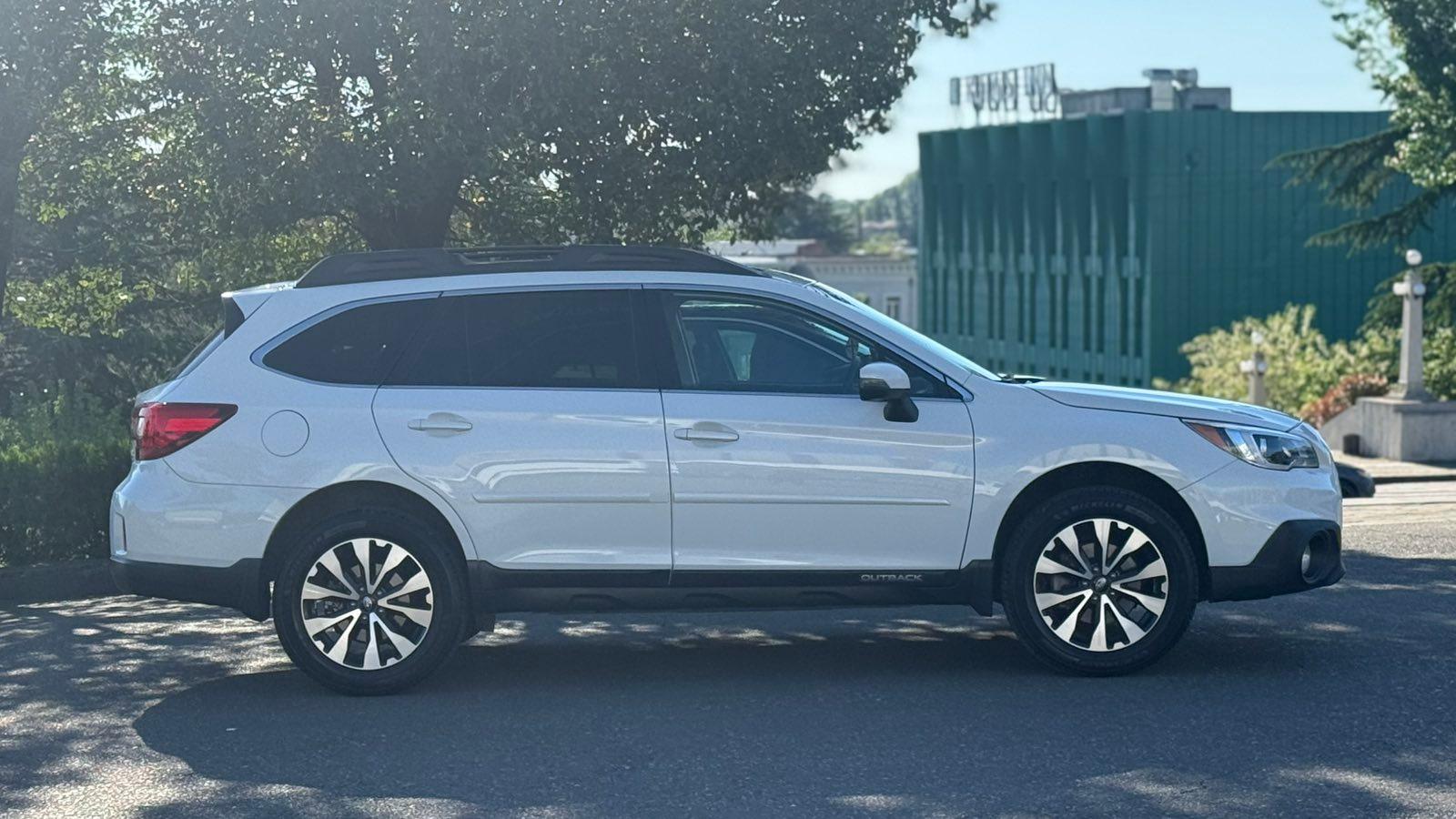 Subaru Outback — exterior view 3