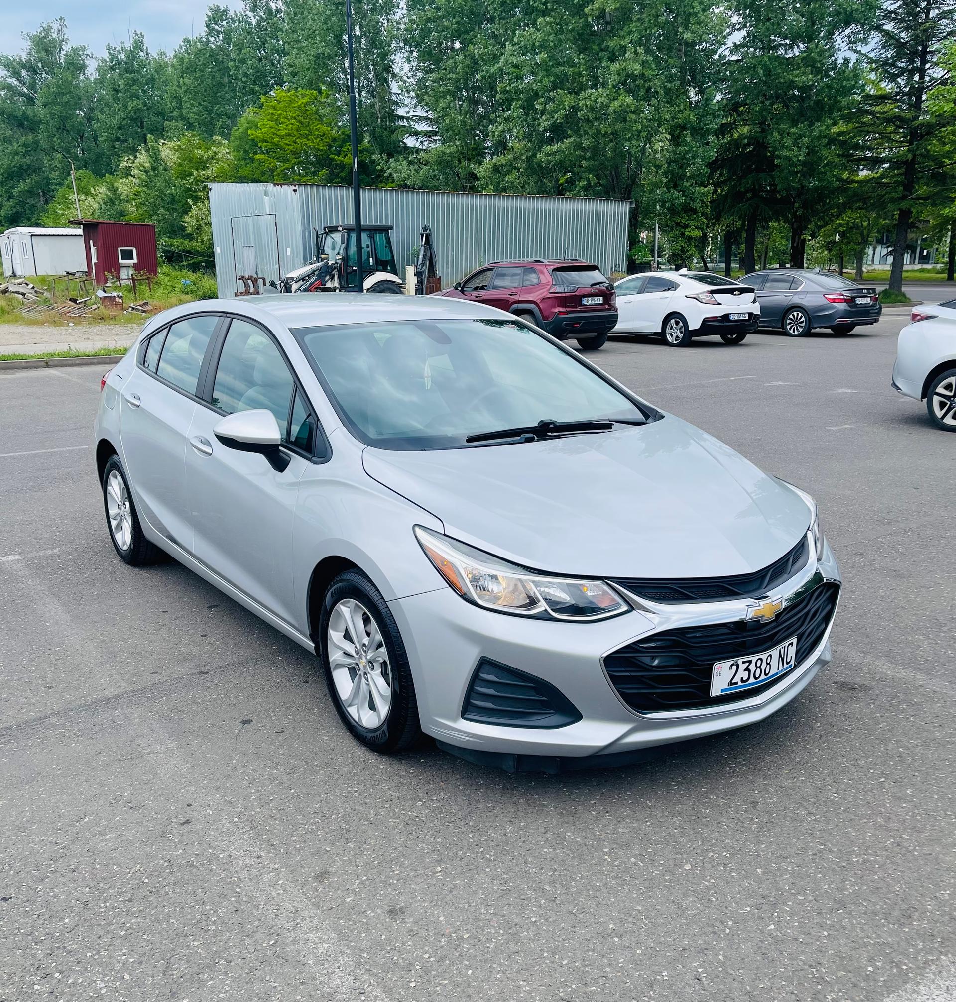 Chevrolet Cruze Hatchback — exterior view 2