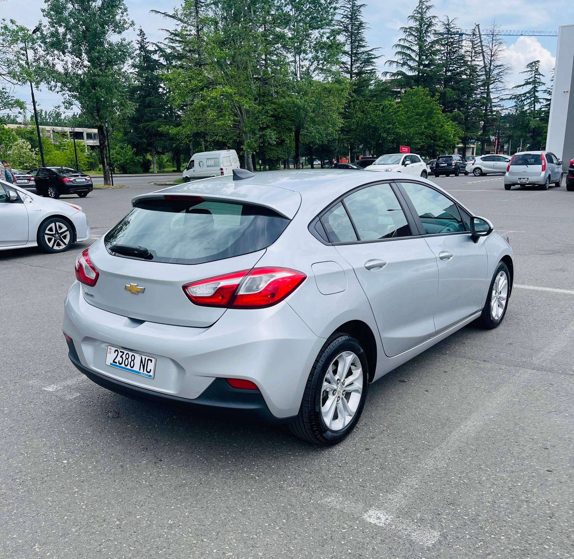 Chevrolet Cruze Hatchback — exterior view 4