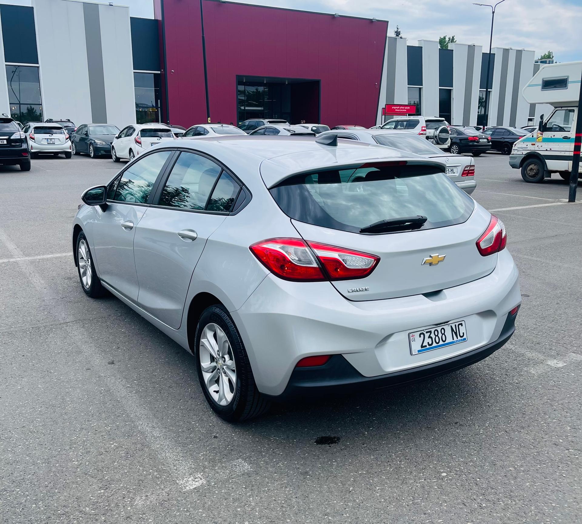 Chevrolet Cruze Hatchback — exterior view 5