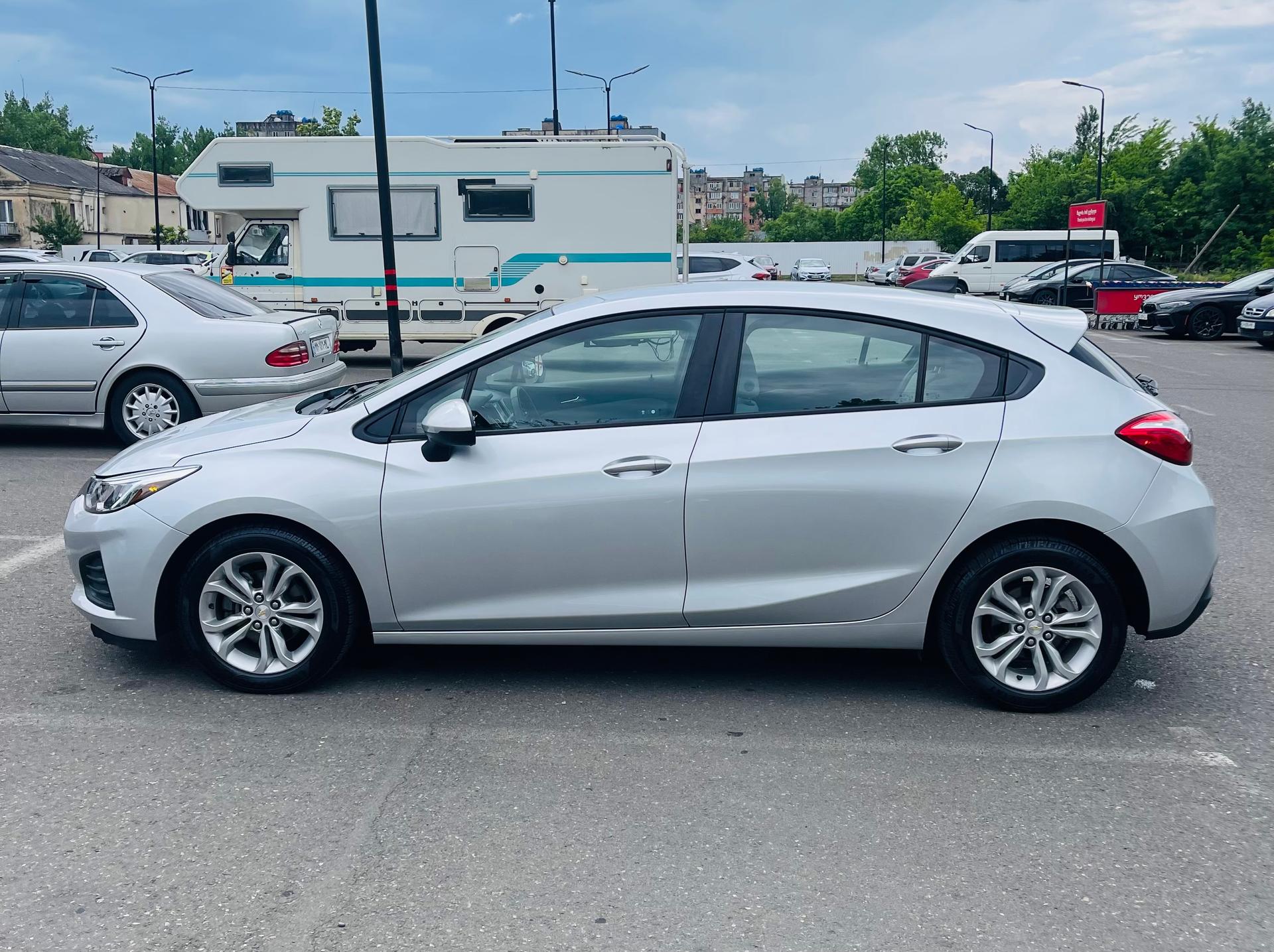 Chevrolet Cruze Hatchback — exterior view 6