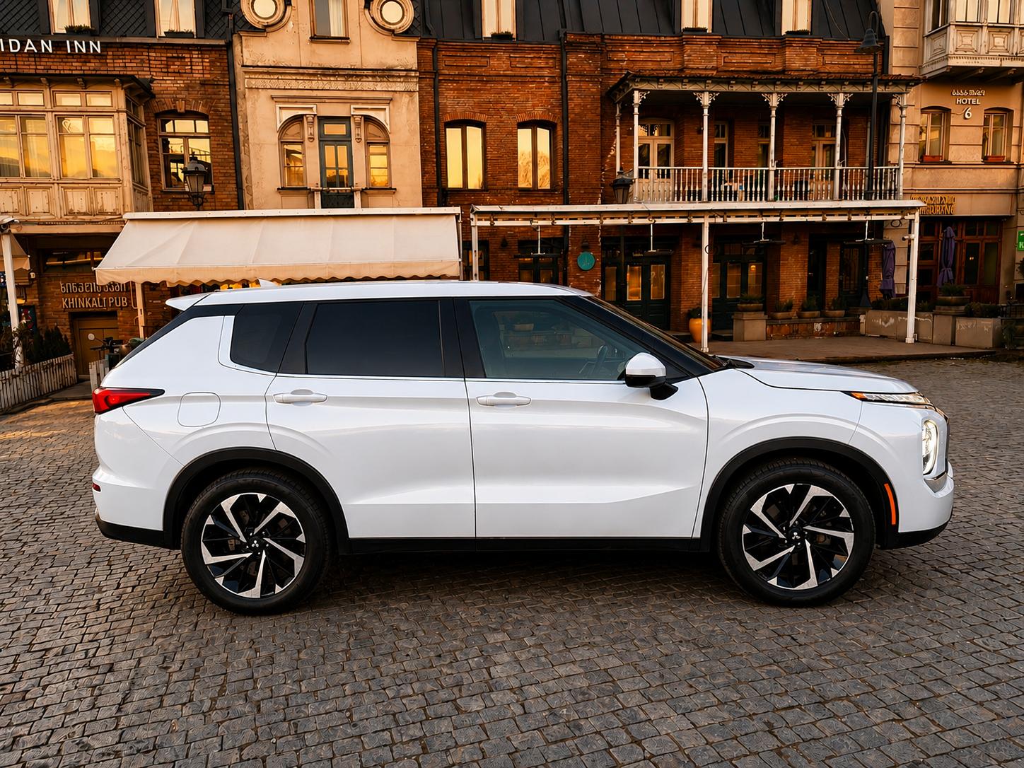 Mitsubishi Outlander — exterior view 2