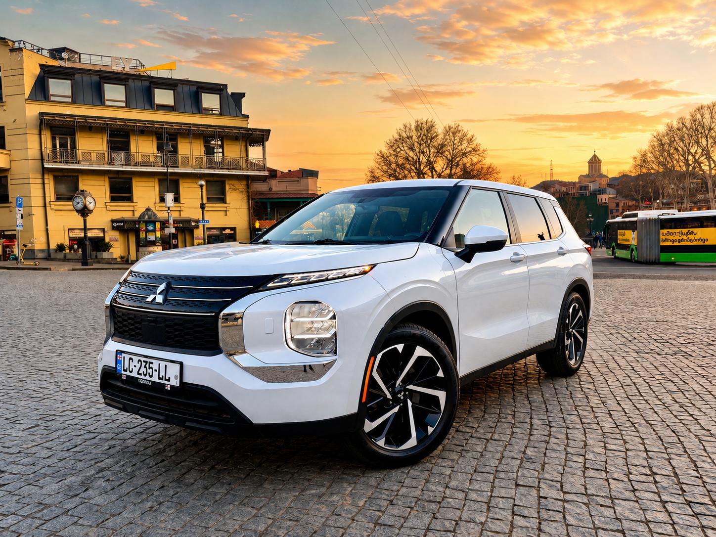 Mitsubishi Outlander — exterior view 4