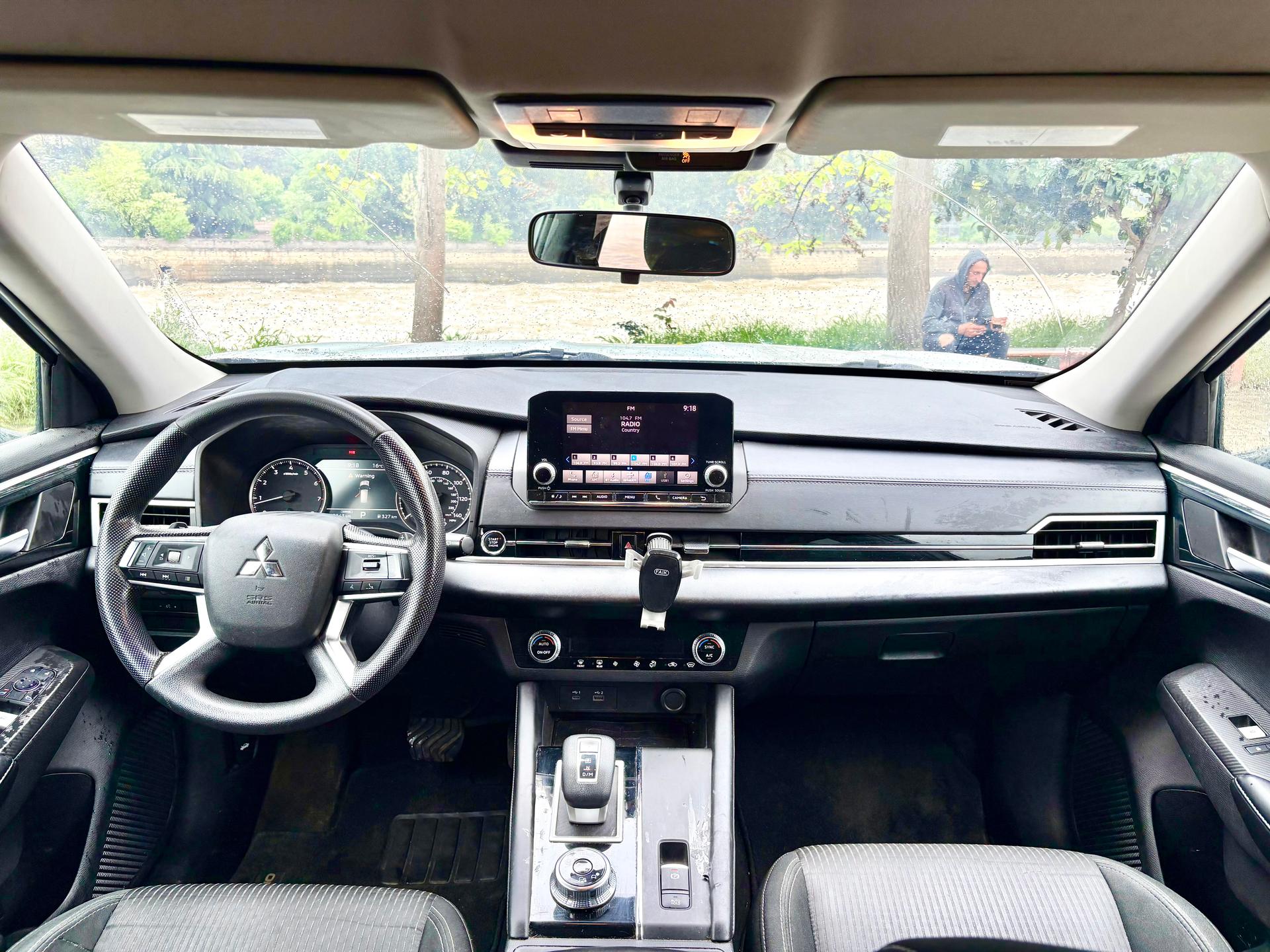 Mitsubishi Outlander — exterior view 6